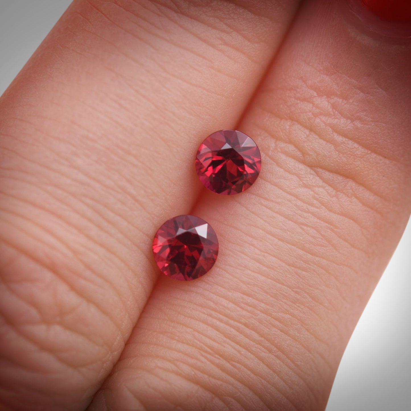 1,21 Karat rote runde Rubine aus Mosambik
