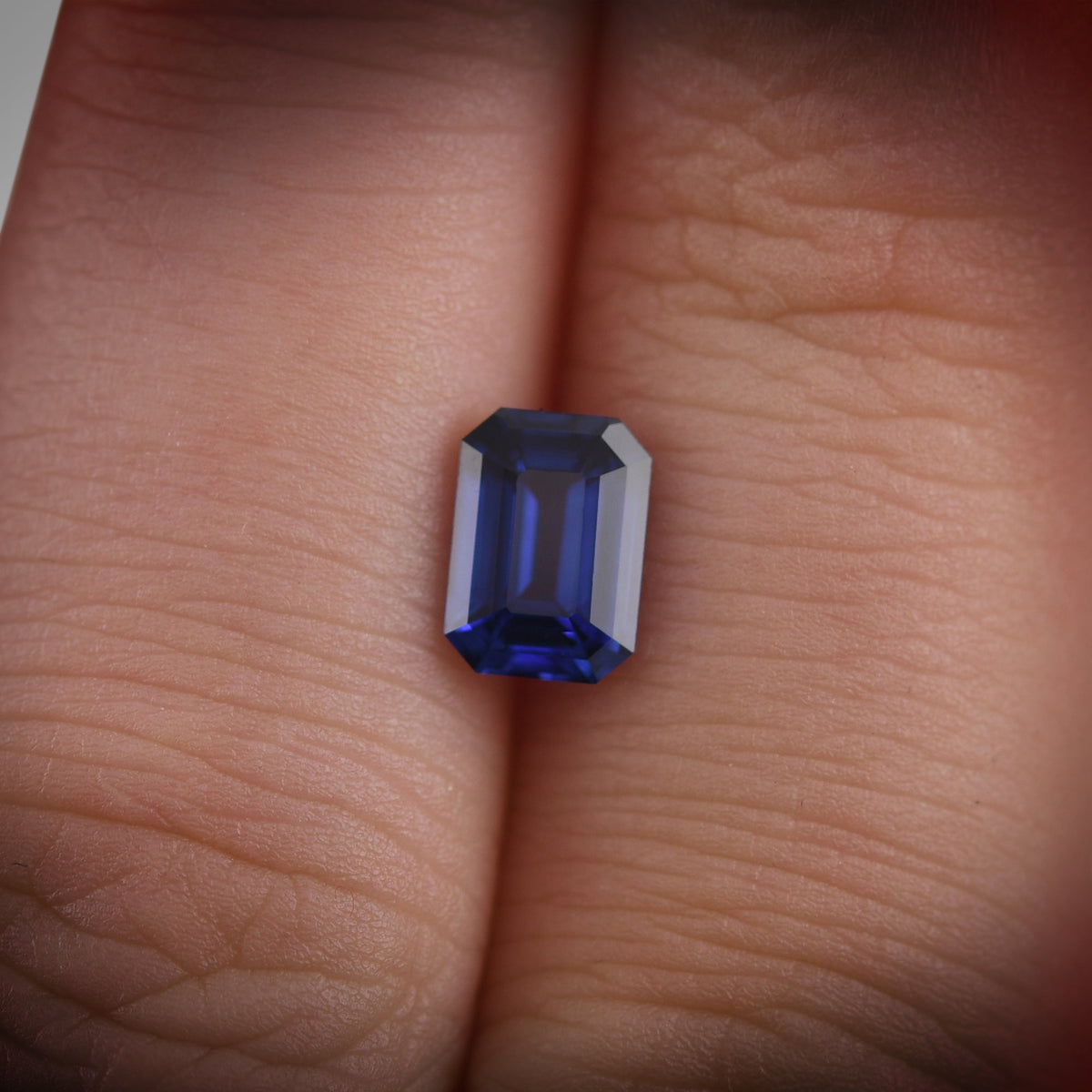 1,39 Karat blauer Smaragd-Saphir aus Sri Lanka