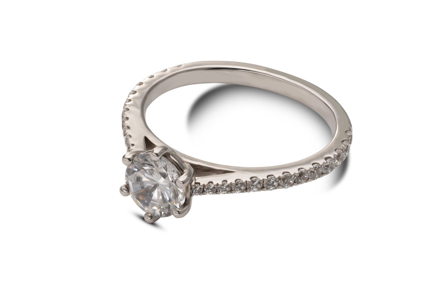 Verlobungsring Arabella mit 0.70ct Brillant und Pavé-Fassung – luxuriöser Verlobungsring, erhältlich in München & Augsburg