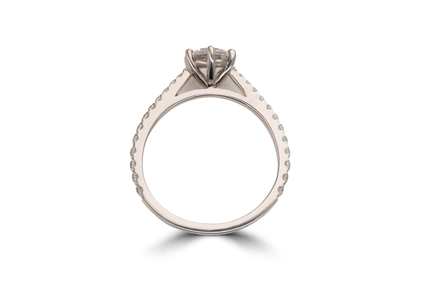 Verlobungsring Arabella mit 0.70ct Brillant und Pavé-Fassung – luxuriöser Verlobungsring, erhältlich in München & Augsburg