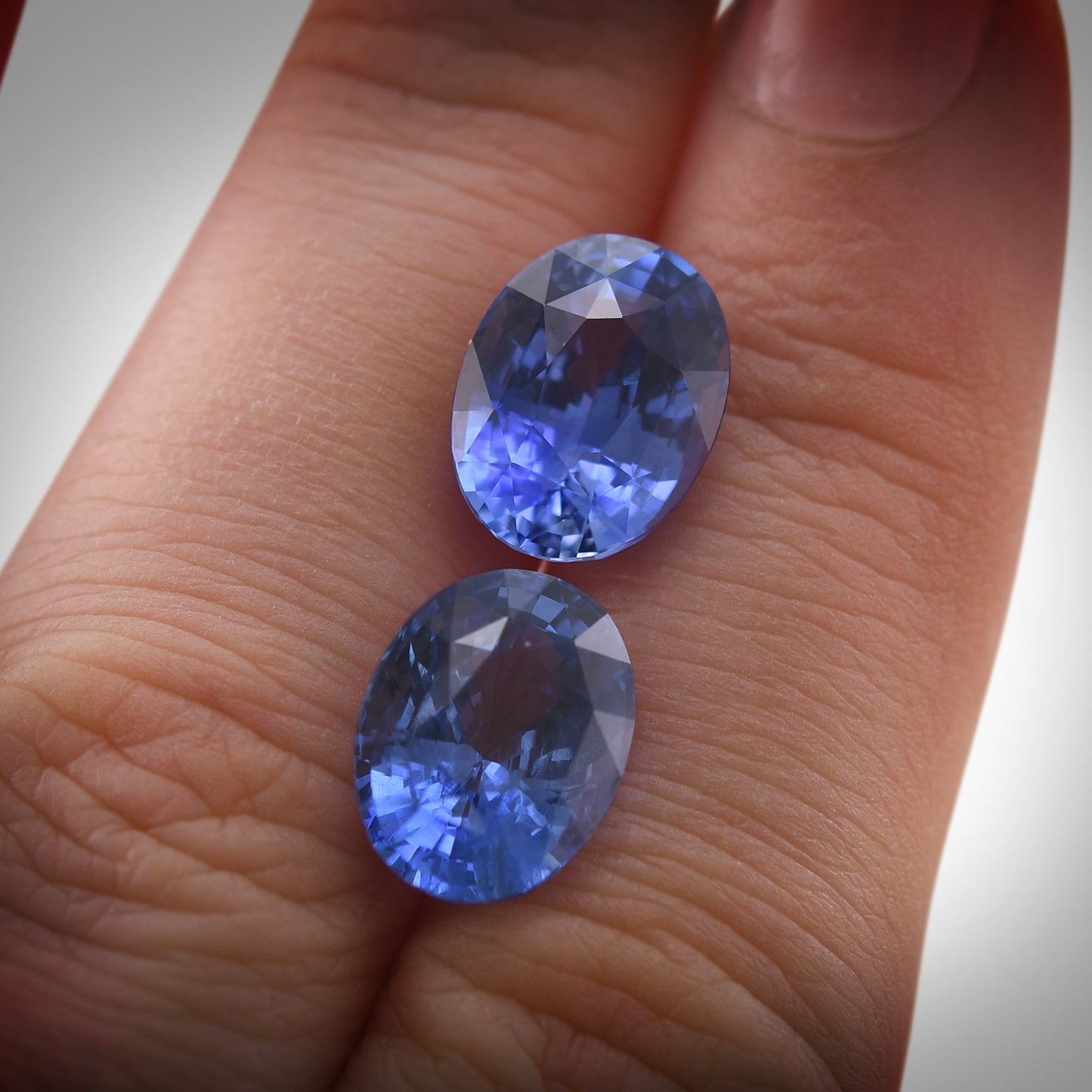 11,84 Karat blauer ovaler Saphir aus Sri Lanka, CD & GIA