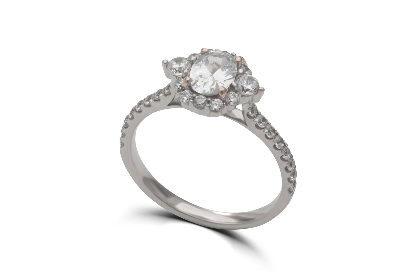 Verlobungsring Charlotte mit 0.70ct ovalem Diamanten & personalisierbarem Gold-Initial – verfügbar in München & Augsburg
