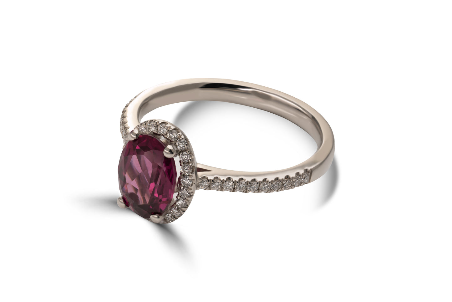 Verlobungsring Kelly mit 1.5ct Granat und 0.50ct Brillanten im Halo-Stil – erhältlich in München & Augsburg