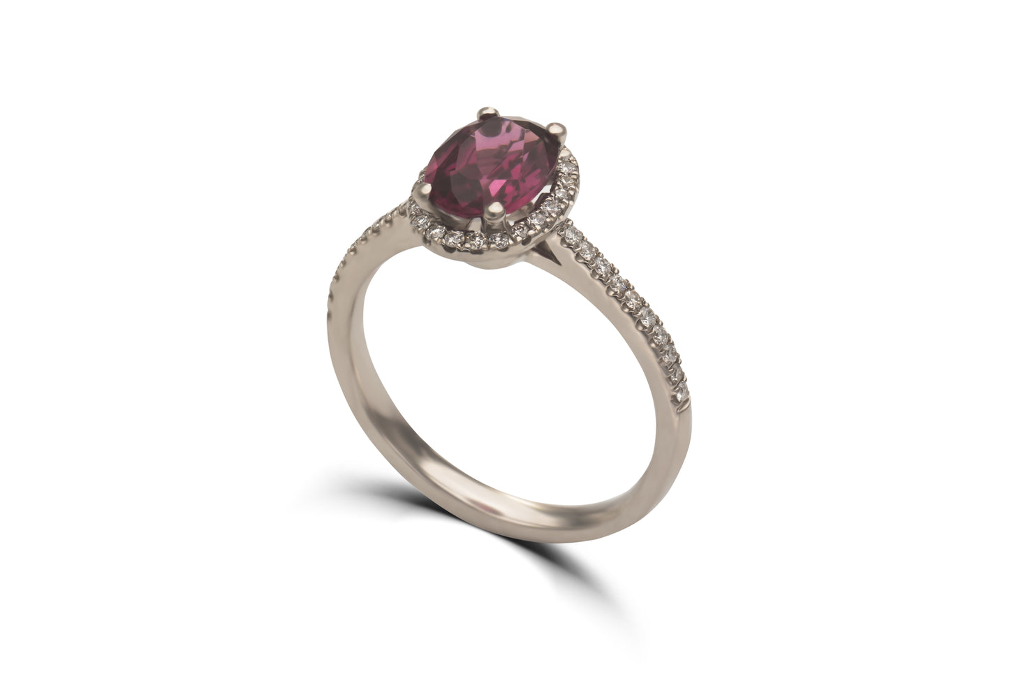Verlobungsring Kelly mit 1.5ct Granat und 0.50ct Brillanten im Halo-Stil – erhältlich in München & Augsburg
