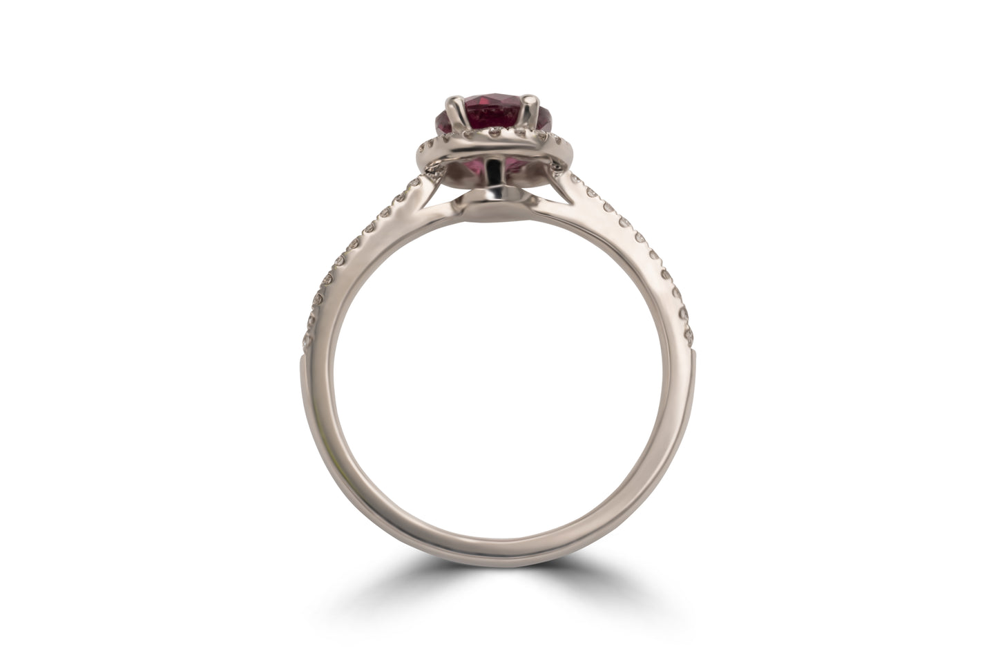 Verlobungsring Kelly mit 1.5ct Granat und 0.50ct Brillanten im Halo-Stil – erhältlich in München & Augsburg