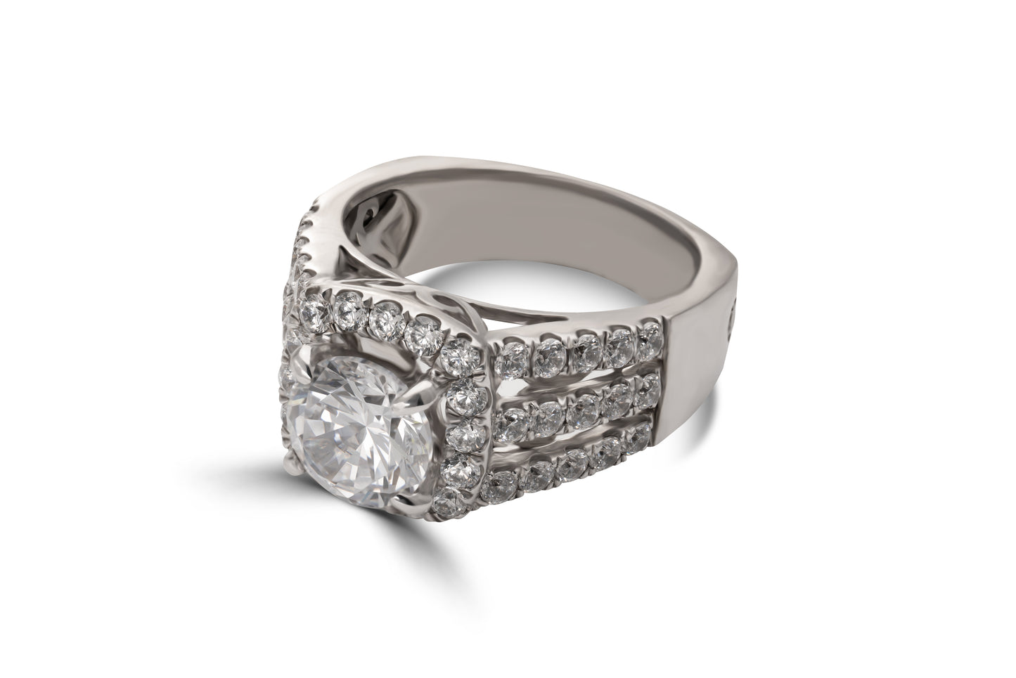 Verlobungsring Jessica mit 2ct Brillant und 1.4ct Pavé-Diamanten – glamouröses Design, erhältlich in München & Augsburg