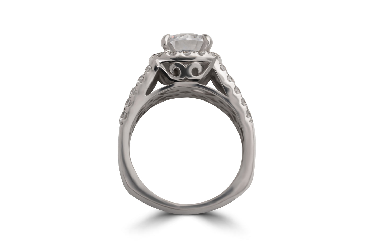 Verlobungsring Jessica mit 2ct Brillant und 1.4ct Pavé-Diamanten – glamouröses Design, erhältlich in München & Augsburg