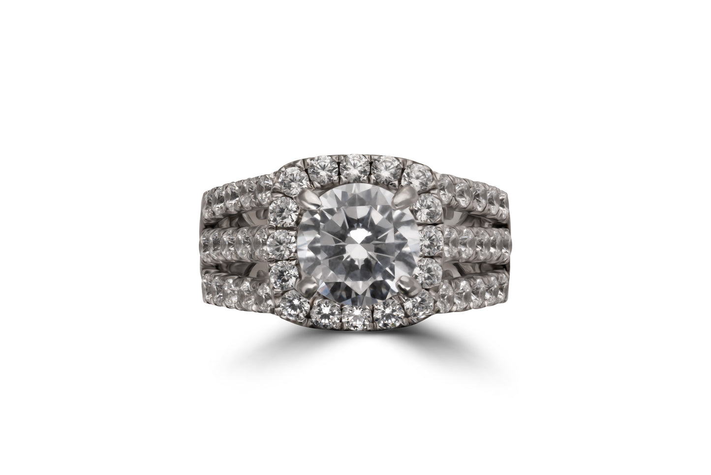 Verlobungsring Jessica mit 2ct Brillant und 1.4ct Pavé-Diamanten – glamouröses Design, erhältlich in München & Augsburg