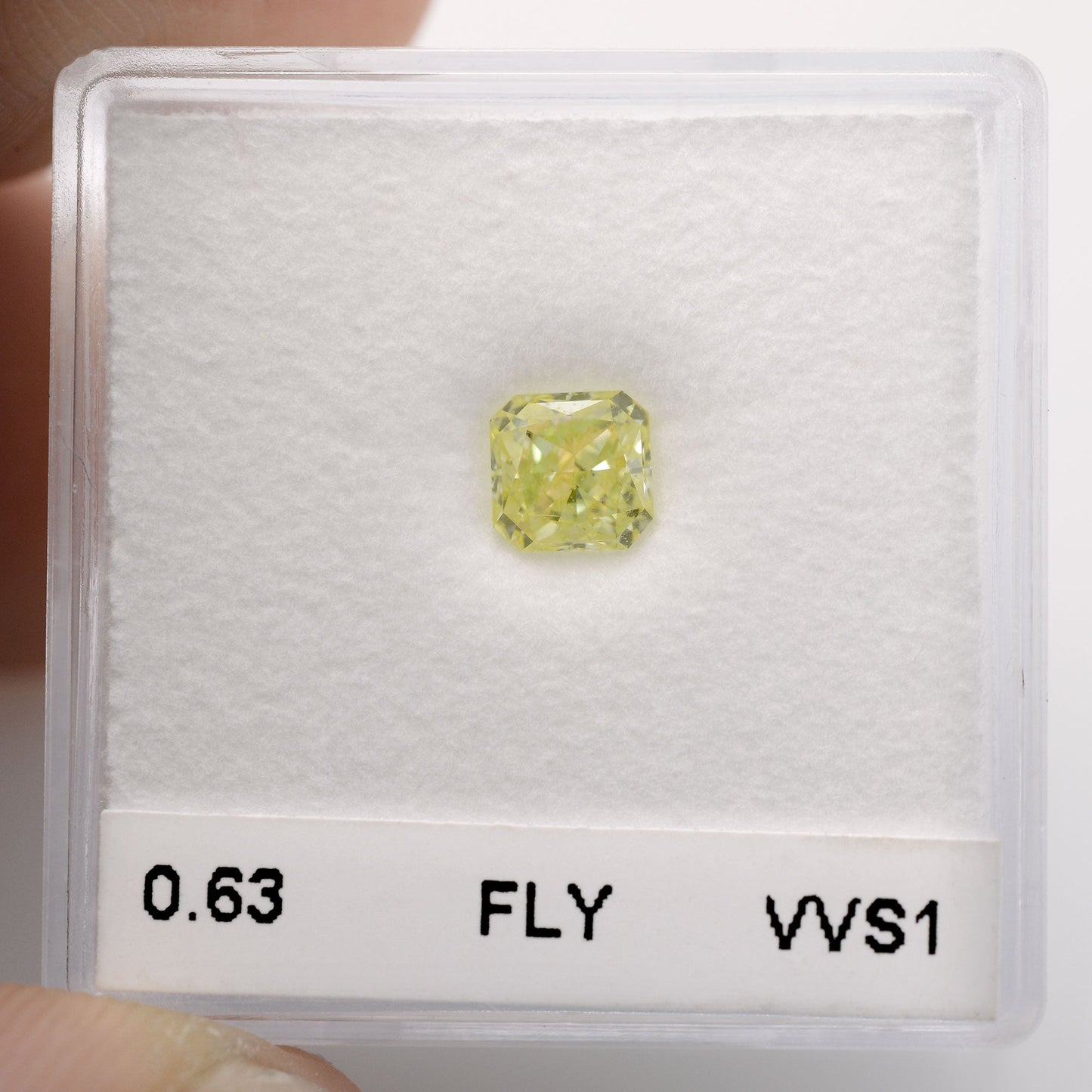 0,63 Karat Fancy Light Yellow Radiant Diamant VVS1 IGI