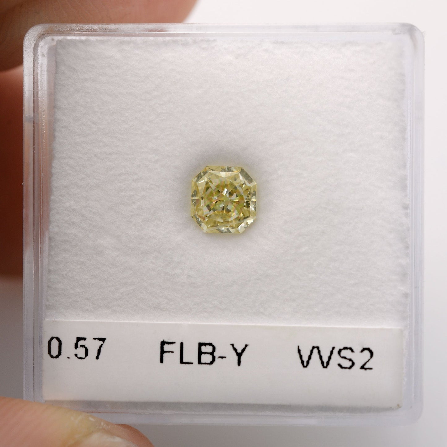 0,57 Karat Fancy Light Brownish Yellow Radiant Diamant VVS2 IGI