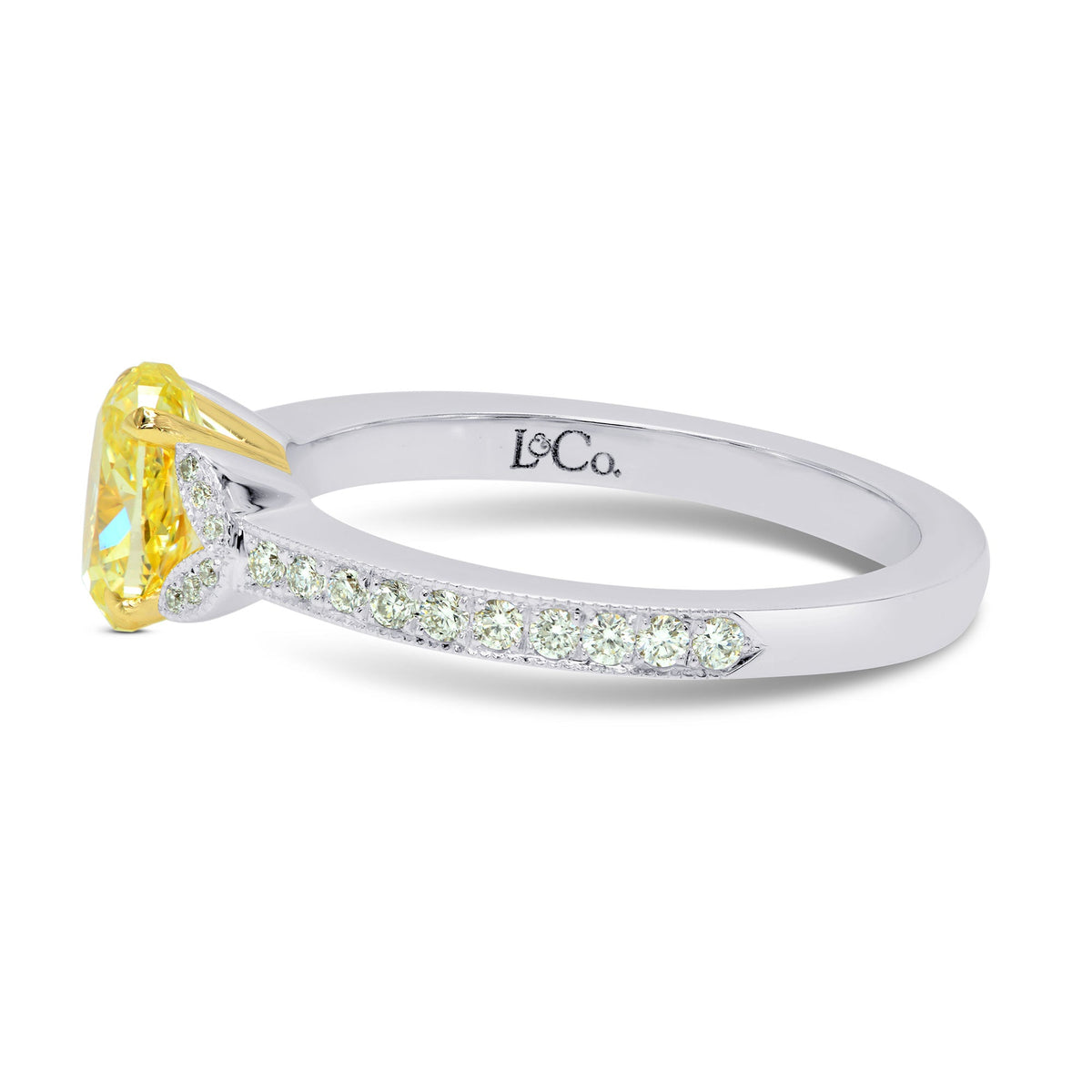Ring mit gelbem Diamanten im Rundschliff und Pavé-Fassung an den Seiten
