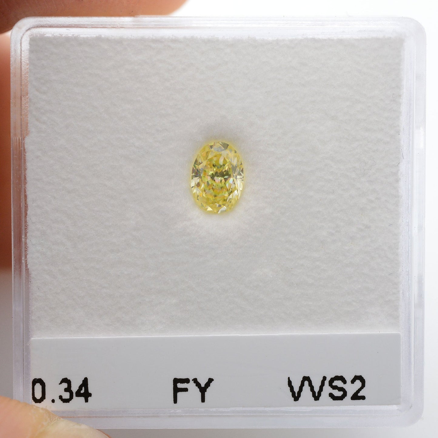 0,34 Karat Fancy Yellow Oval Diamond VVS2 IGI