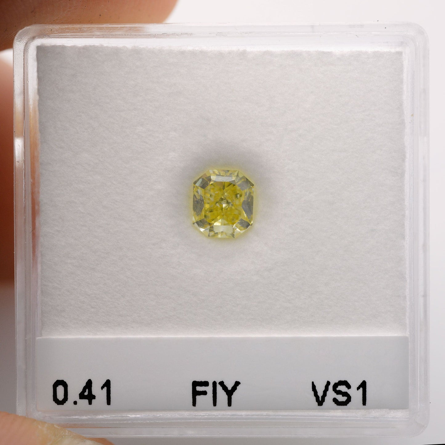 0,41 Karat Fancy Intense Yellow Radiant VS1 GIA