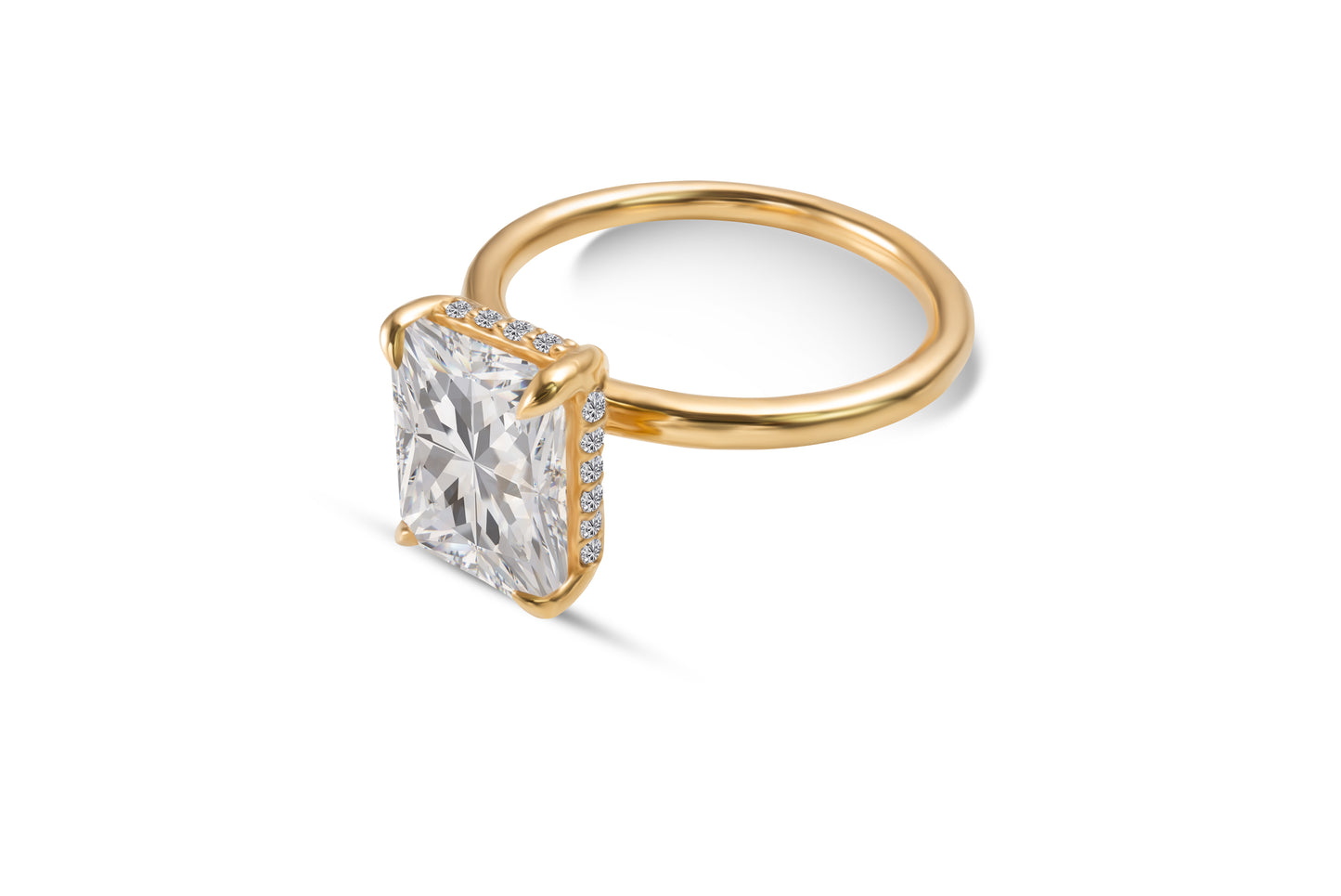 Eleganter Verlobungsring Dara mit 2 Karat Radiant-Diamant, umgeben von einer filigranen Secret-Halo-Fassung – erhältlich in München und Augsburg