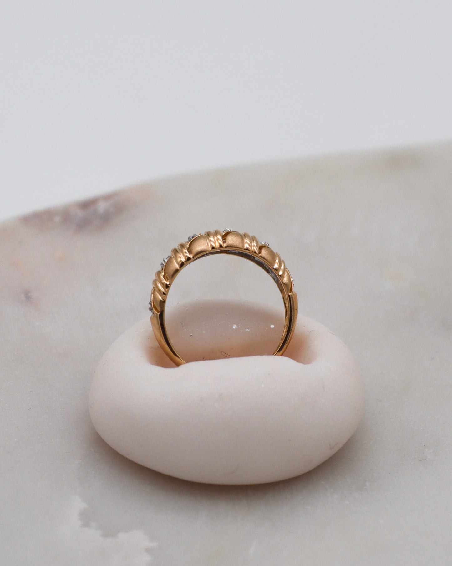 Vintage-Ring Raquel mit 0.02ct Brillanten, breite Croissant-Ringschiene in 585/-Gelb- & Weißgold – elegantes Bicolor-Design aus München und Augsburg