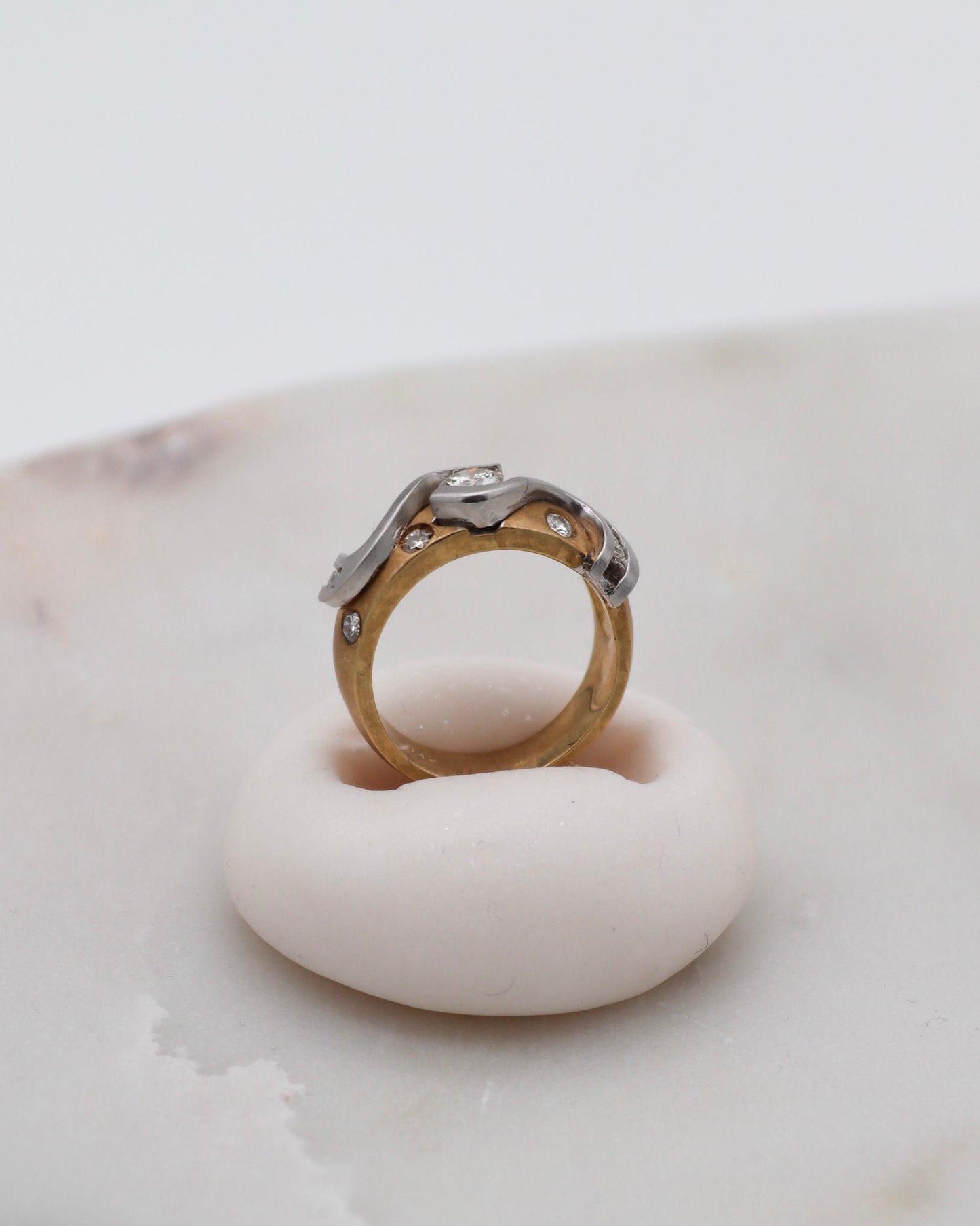Vintage-Ring Sophia mit 1.10ct Brillanten & Princess Cut Diamanten, Wellenform in 585/-Gelb- & Weißgold – erhältlich in München und Augsburg