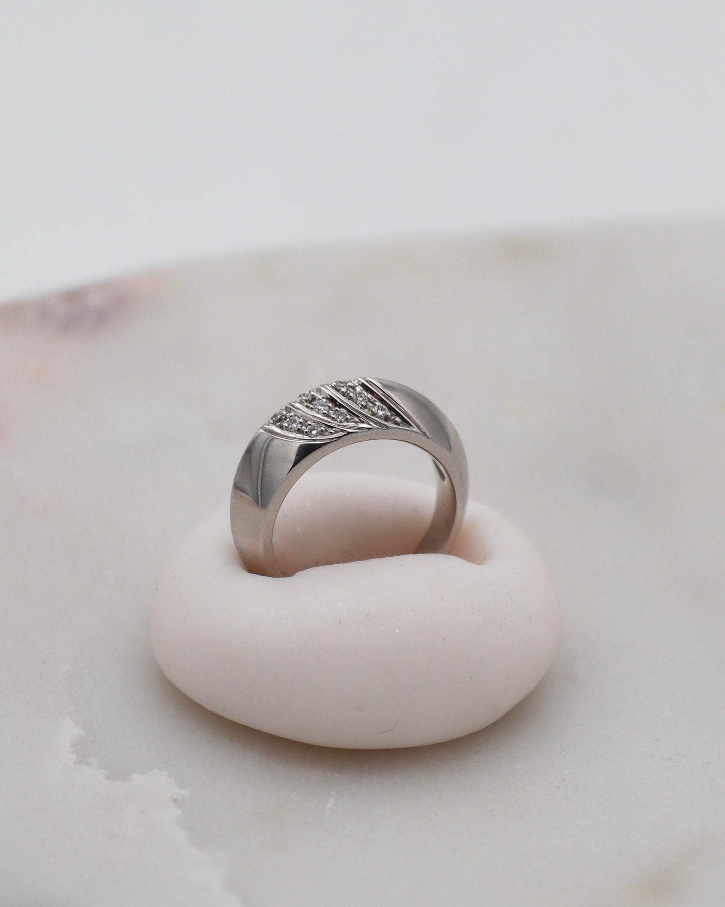 Vintage-Ring Ursula mit 0.19ct Brillanten im Chevron-Tressenmuster aus 750/-Weißgold – elegantes Design, erhältlich in München und Augsburg