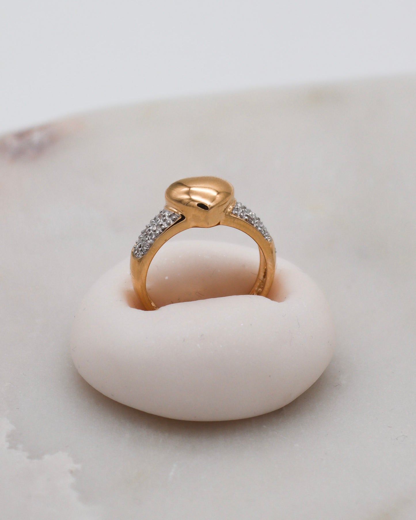 Vintage-Ring Wendy mit 0.08ct Diamanten im Herzdesign aus 585/-Gelb- & Weißgold – romantischer Bicolor-Ring, erhältlich in München und Augsburg