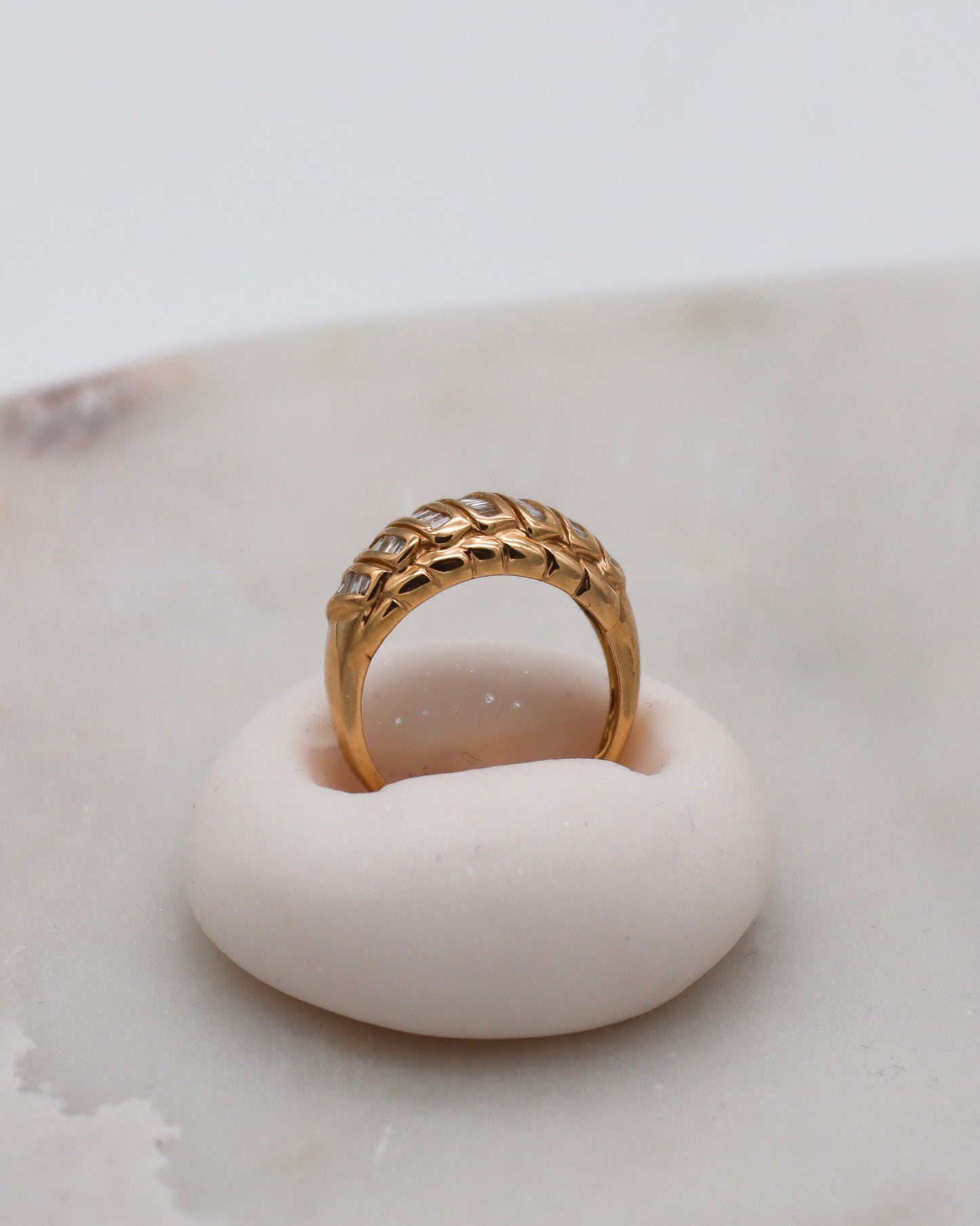 Vintage-Ring Yolande mit 0.5ct tapered Baguette-Diamanten im Chevron-Tressenmuster, Croissant-Ringschiene aus 585/-Gelbgold – München und Augsburg