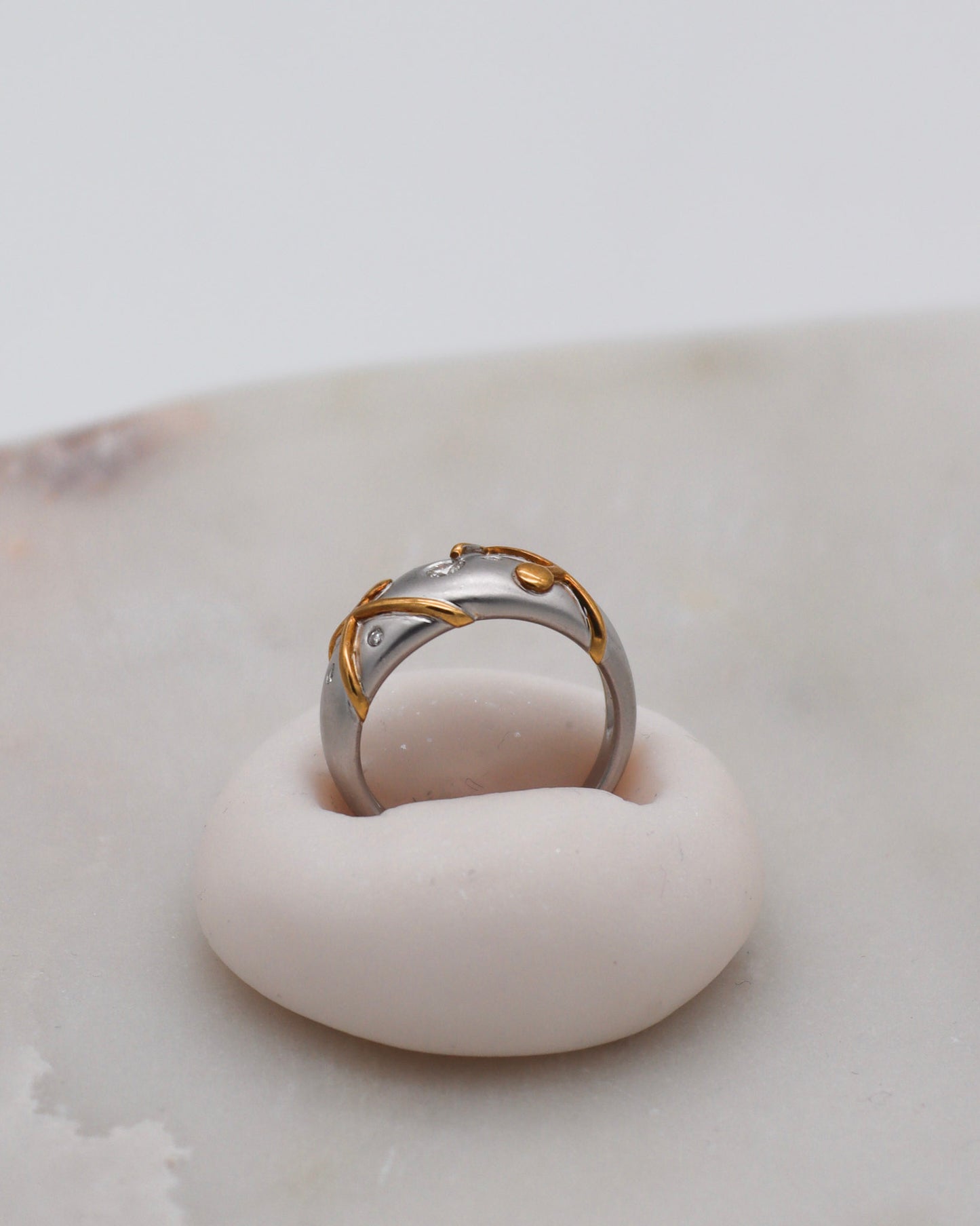 Vintage-Ring Adrienne mit 0.13ct Brillanten im Punkt-Strich-Muster, 950/-Platin & 750/-Gelbgold – moderner Bicolor-Look aus München und Augsburg