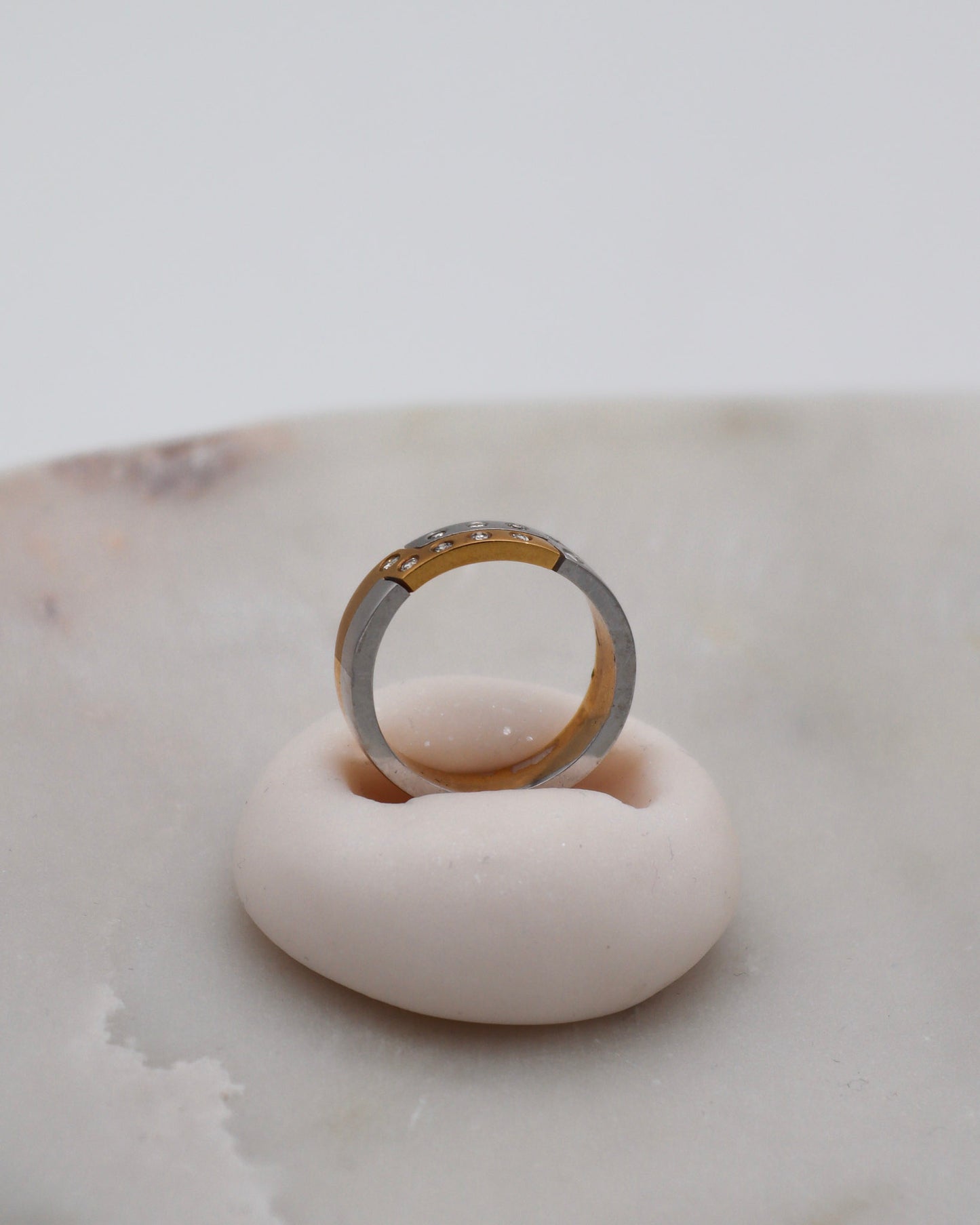 Vintage-Ring Celina mit 0.20ct Brillanten, eckige Ringschiene in 750/-Gelb- & Weißgold – futuristisches Bicolor-Design aus München und Augsburg