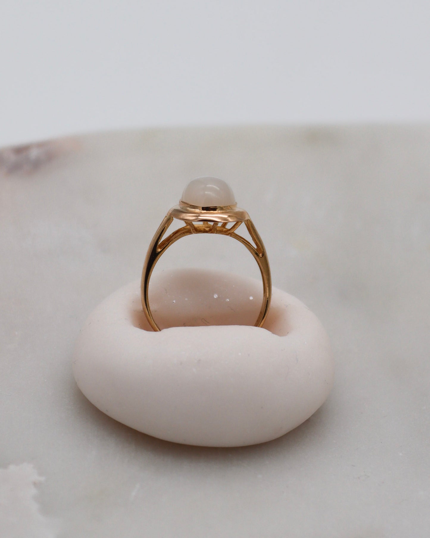 Vintage-Ring Alicia mit 0.7ct ovalem Mondstein in Cathedral-Fassung, gespaltene Ringschiene aus 585/-Gelbgold – erhältlich in München und Augsburg