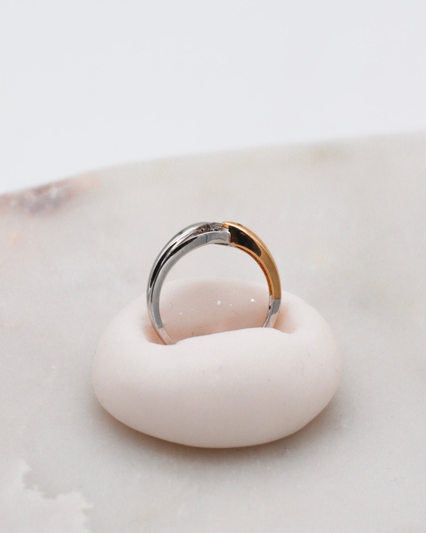 Vintage-Ring Brittany mit 0.07ct Brillant, geschwungene Bicolor-Ringschiene aus 585/-Gelb- & Weißgold – erhältlich in München und Augsburg