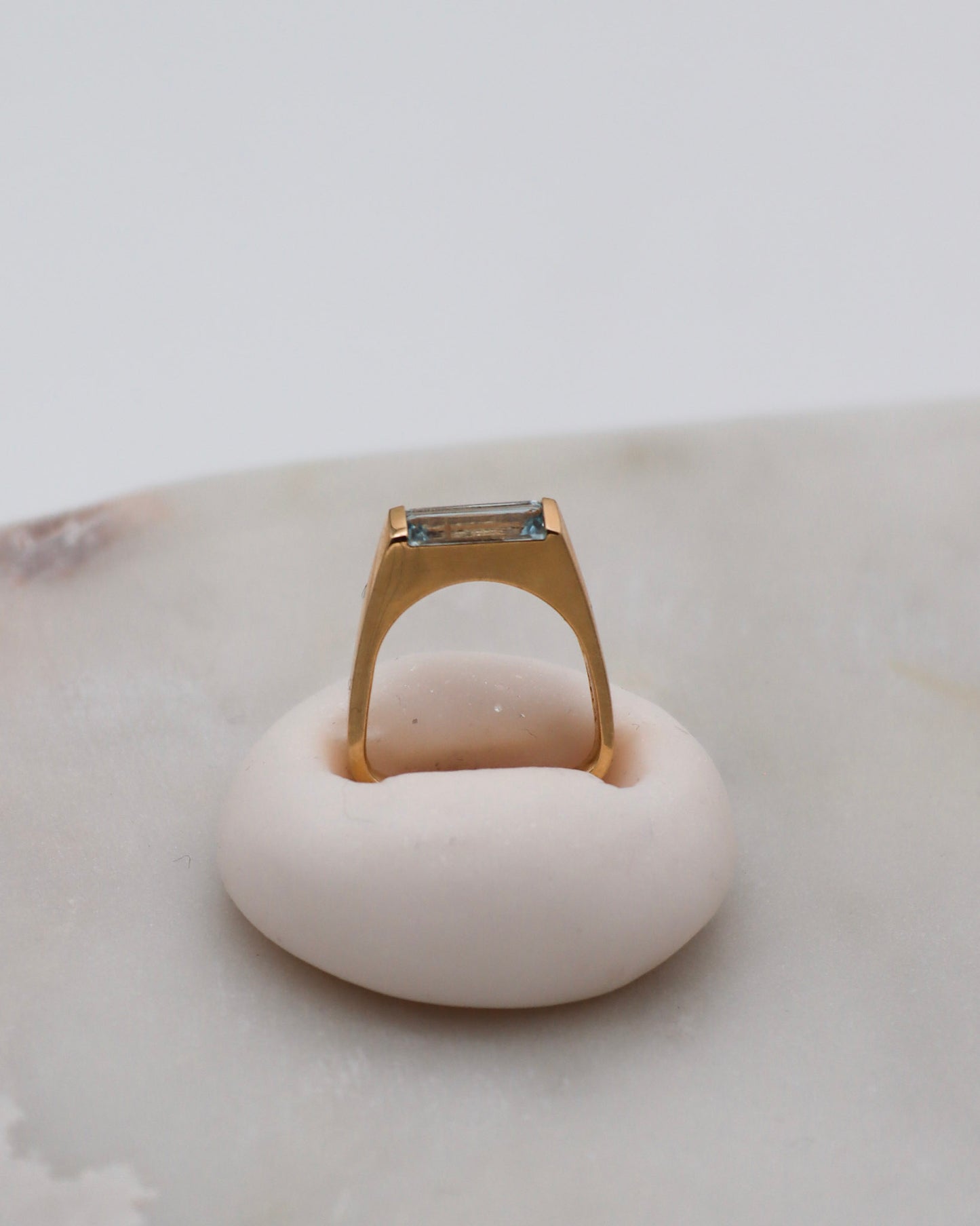 Vintage-Ring Christina mit 1.64ct Aquamarin im Baguette-Stil, Invisible Setting & kantige Ringschiene aus 585/-Gelbgold – München und Augsburg