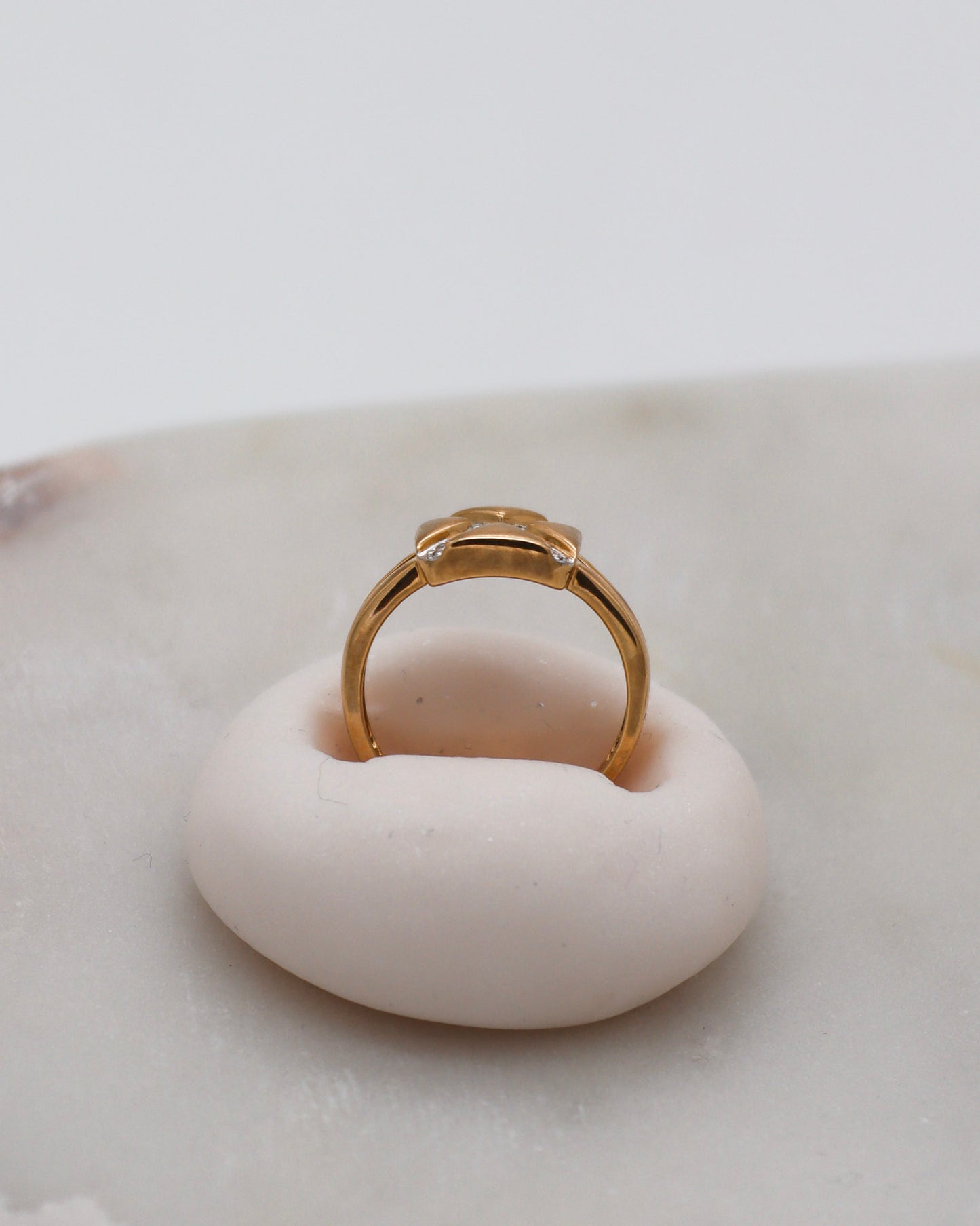 Vintage-Ring Dominique mit 0.18ct Brillanten im Kreuzdesign, gespaltene Bicolor-Ringschiene aus 585/-Gelb- & Weißgold – München und Augsburg