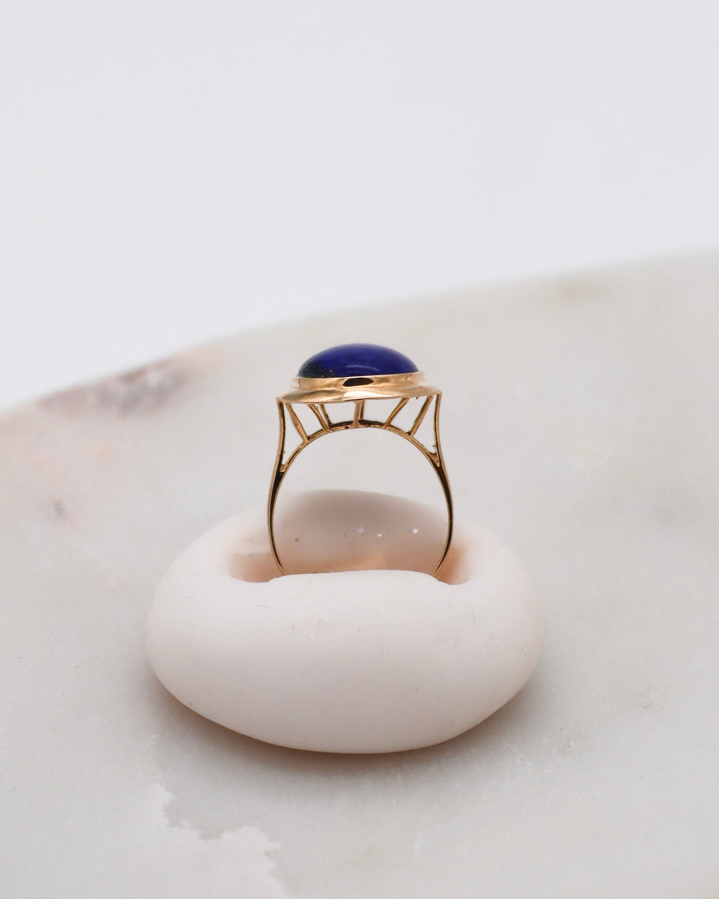 Vintage-Ring Elise mit 1.50ct ovalem Lapis Lazuli in Bezel- & Cathedral-Fassung, 585/-Gelbgold – zeitlose Eleganz aus München und Augsburg