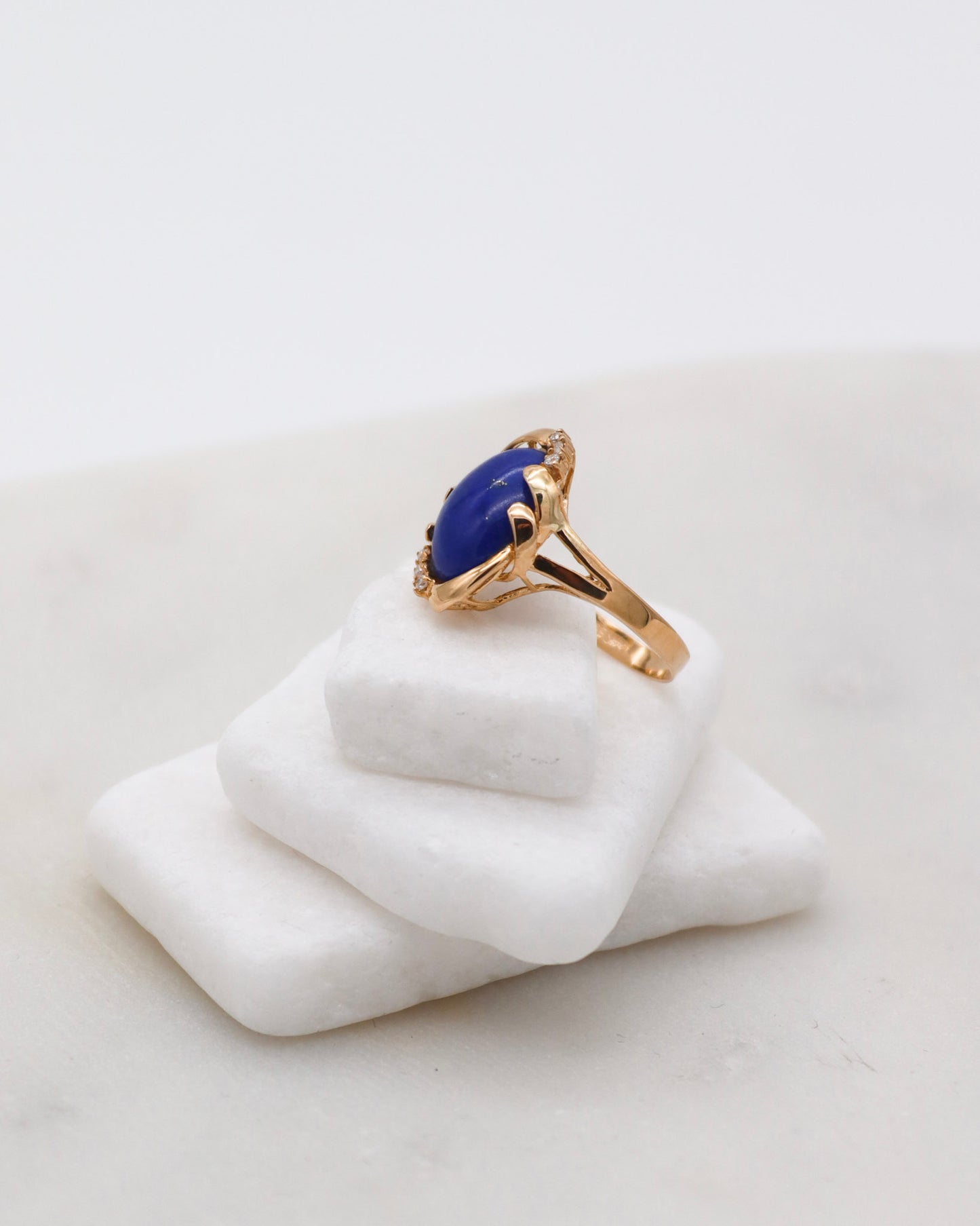Vintage-Ring Francine mit 1ct Lapis Lazuli & 0.06ct Brillanten, extravagante Bezel- & Cathedral-Fassung in 585/-Gelbgold – München und Augsburg