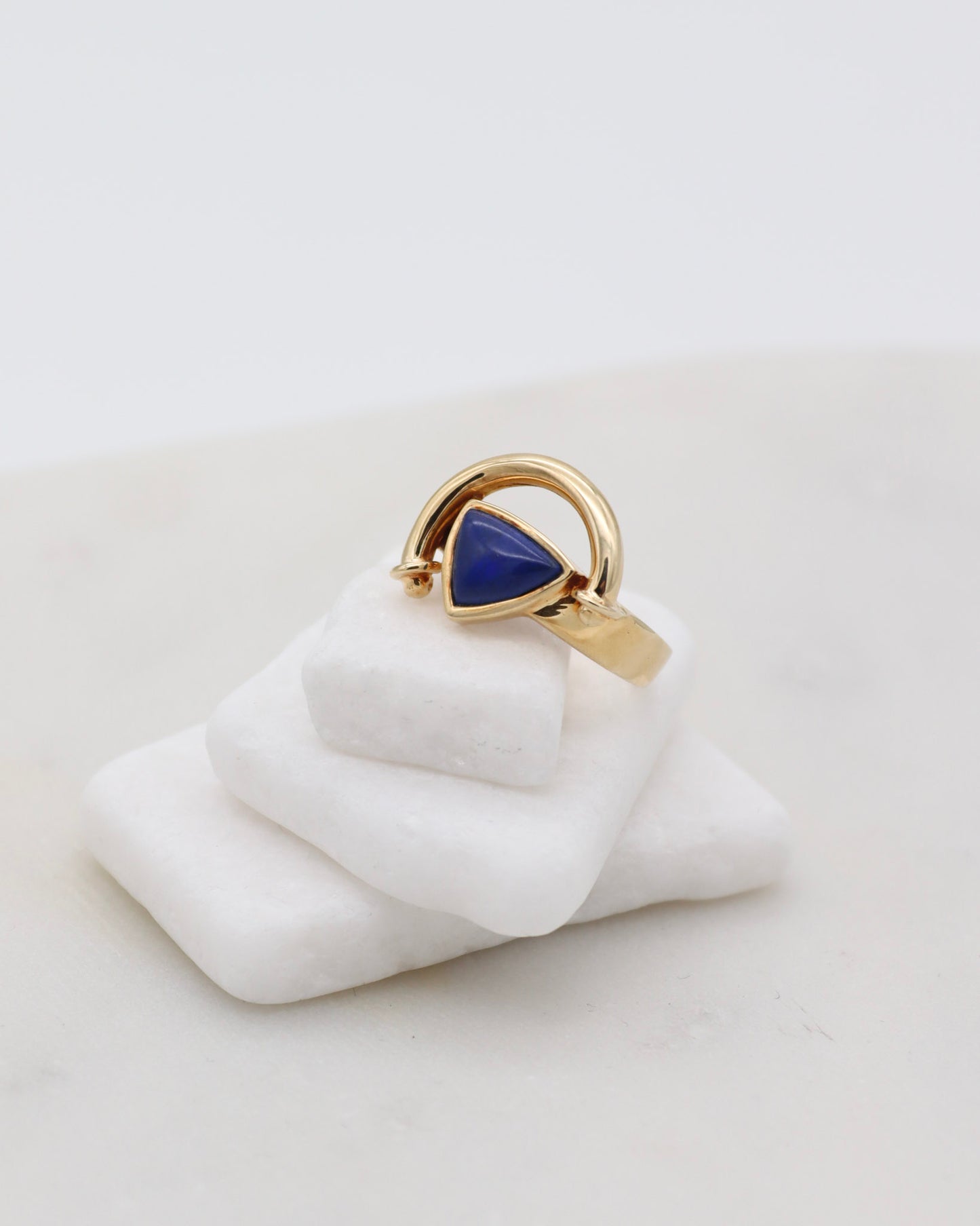 Vintage-Ring Gabrielle mit 0.70ct Trillantform-Lapis in Bezelfassung, Art-Déco-Design aus 585/-Gelbgold – erhältlich in München und Augsburg