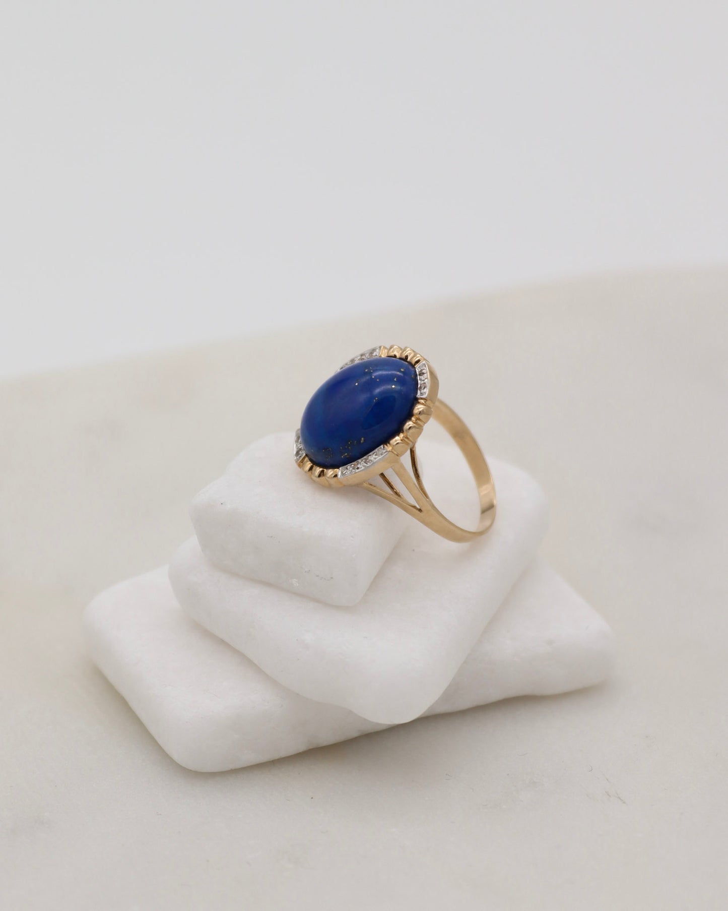 Vintage-Ring Hayley mit 2ct ovalem Lapis Lazuli & 0.07ct Brillanten, Halo-Design in Cathedral-Fassung aus 585/-Gelbgold – München und Augsburg