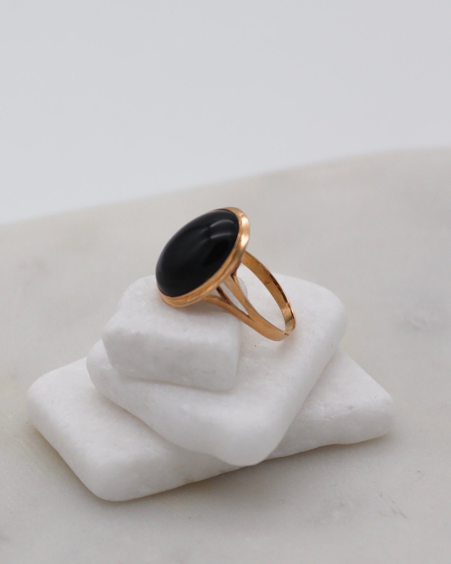 Vintage-Ring Mira mit 3ct ovalem Onyx in Bezel- & Cathedral-Fassung aus 585/-Gelbgold – zeitloser Klassiker aus München und Augsburg