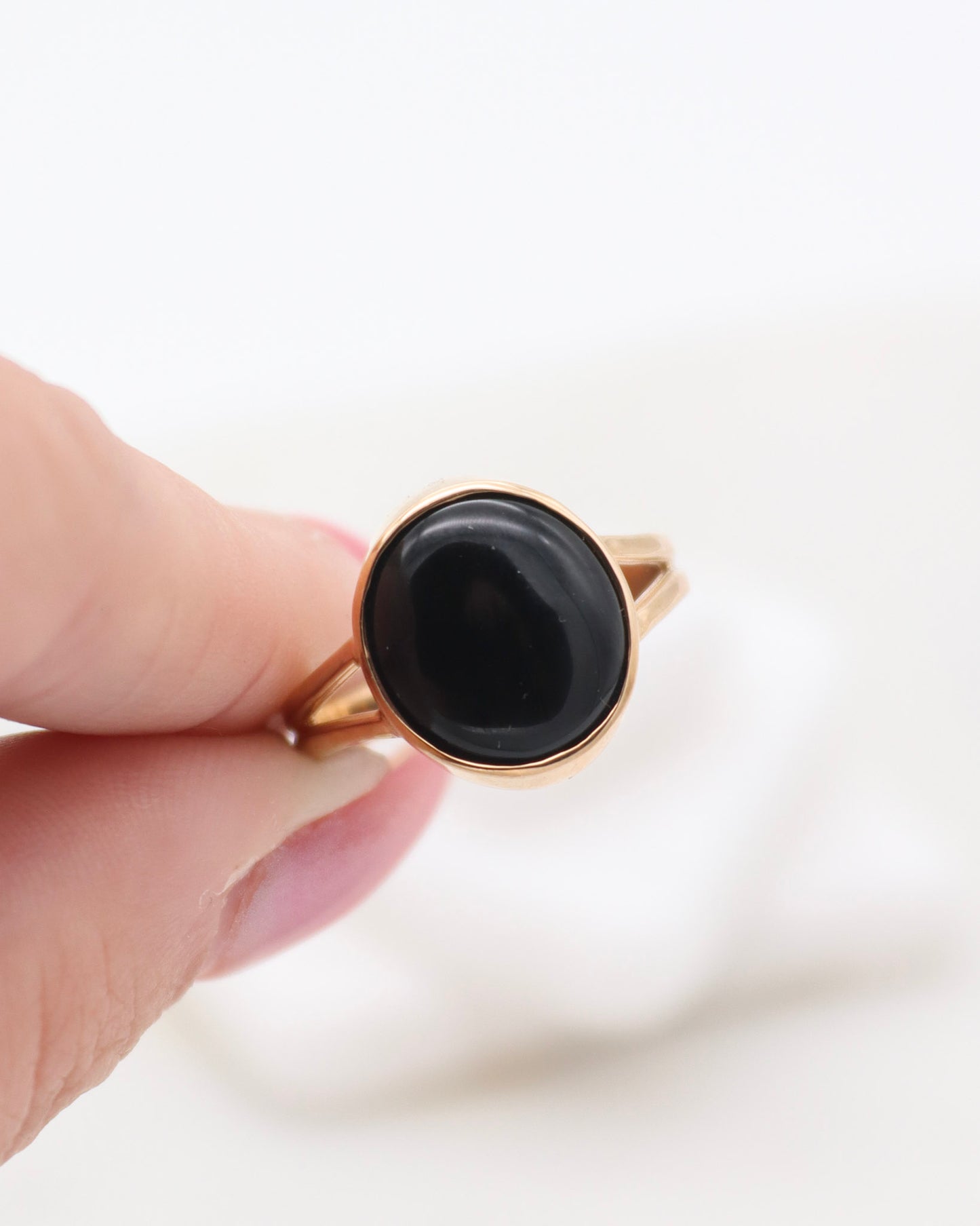 Vintage-Ring Violet mit 2ct ovalem Onyx in Bezelsetting, gespaltene Ringschiene aus 585/-Gelbgold – erhältlich in München und Augsburg