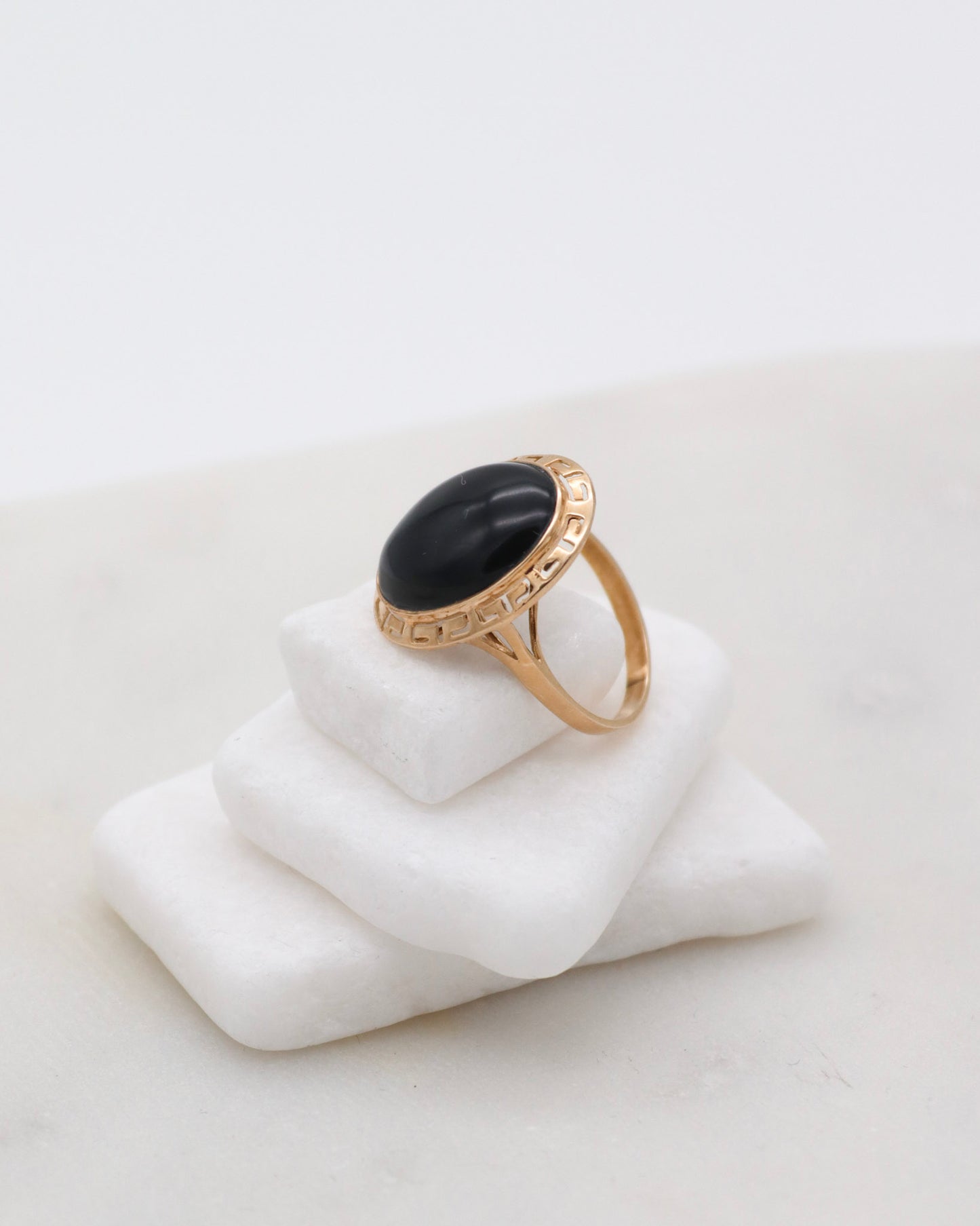 Vintage-Ring Lilith mit 2.5ct ovalem Onyx, Bezel- & Cathedral-Fassung aus 585/-Gelbgold, inspiriert vom antiken Stil – München und Augsburg