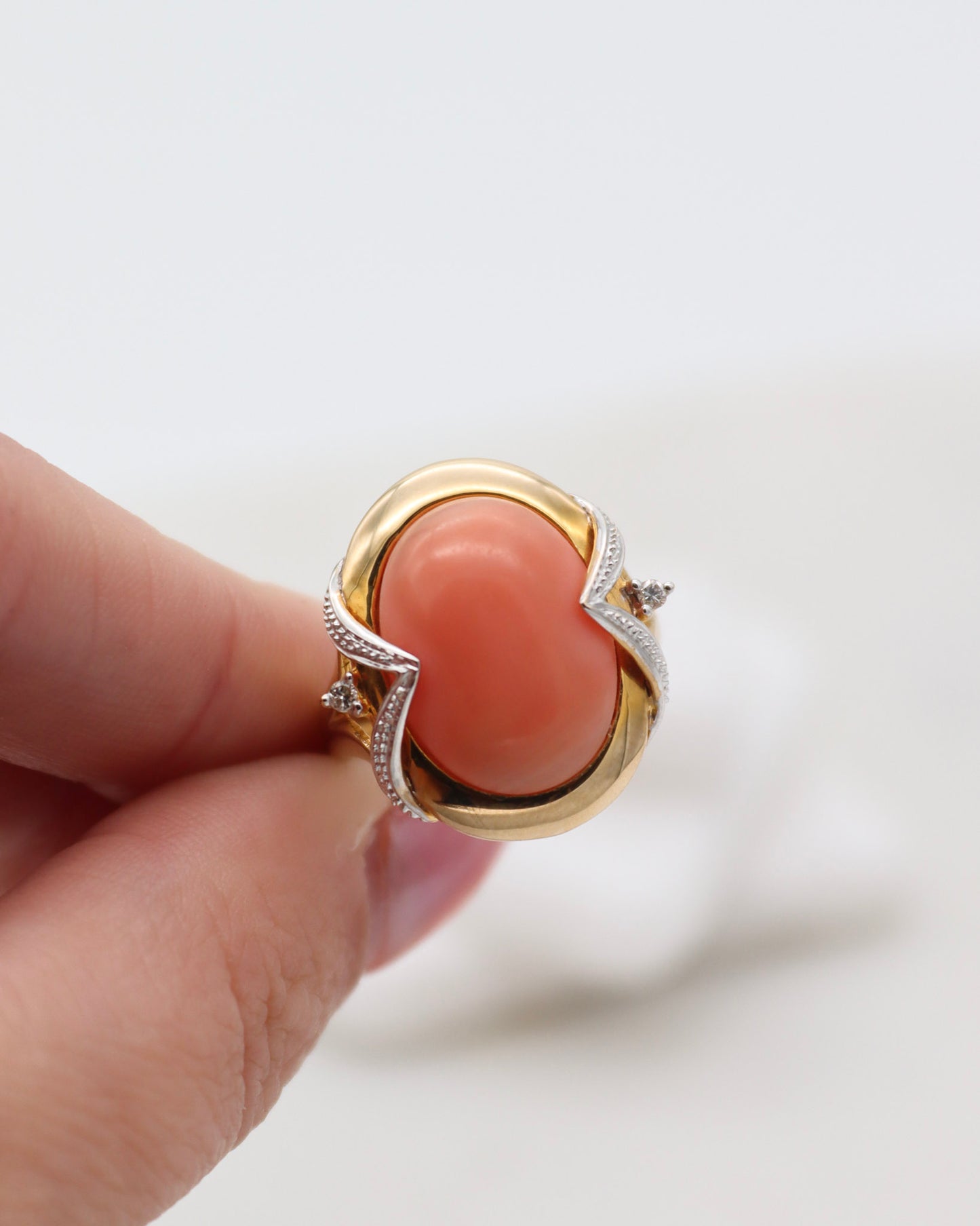 Vintage-Ring Monica mit ovaler Koralle & 2 Brillanten in Bezel- & Bicolor-Fassung aus 585/-Gelb- und Weißgold – erhältlich in München und Augsburg