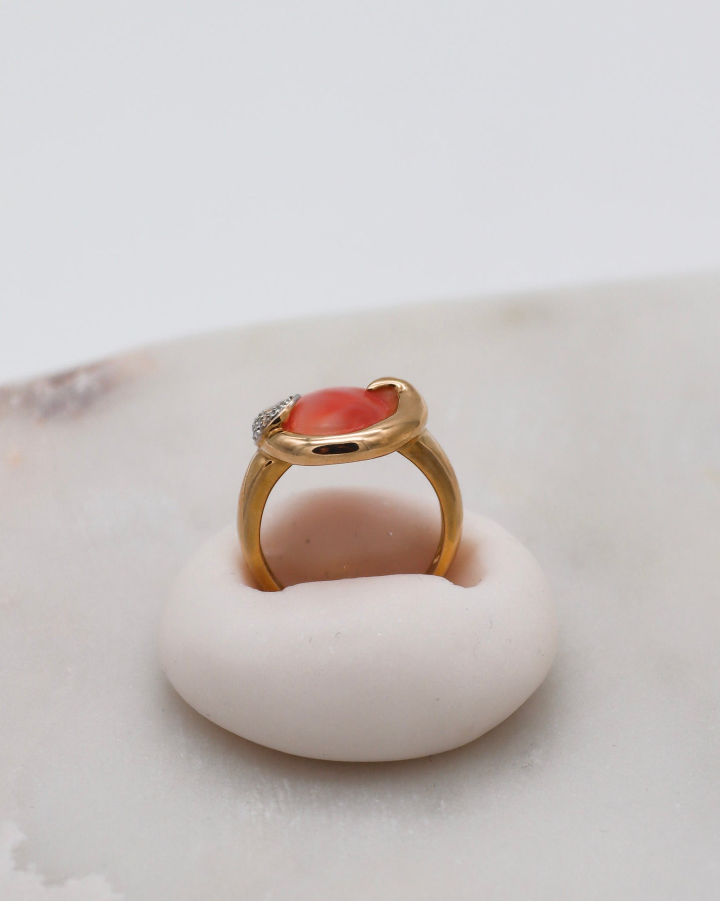 Vintage-Ring Naomi mit ovaler Koralle & 2 Brillanten in kunstvoller Zargenfassung aus 585/-Gelb- & Weißgold – erhältlich in München und Augsburg