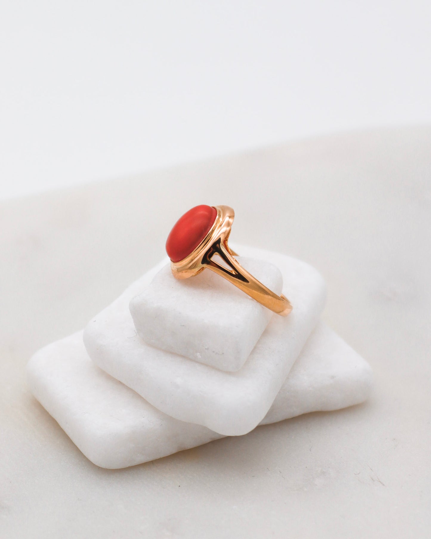 Vintage-Ring Ophelia mit ovaler Koralle in Bezel- & Cathedral-Fassung, gespaltene Ringschiene aus 585/-Gelbgold – erhältlich in München und Augsburg