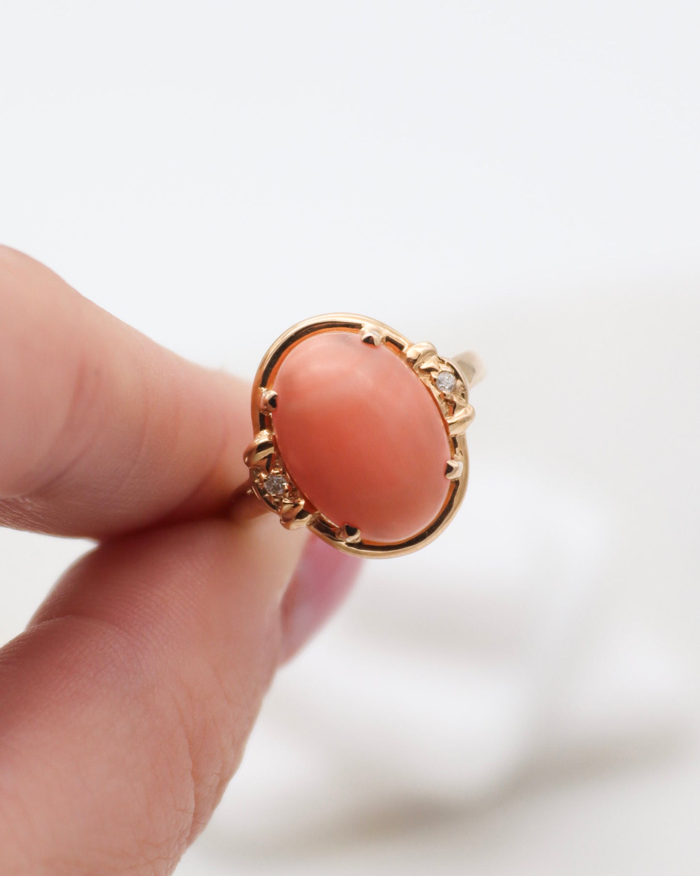 Vintage-Ring Susannah mit ovaler Koralle & Brillanten in 585/-Gelbgold, Krappen- & Cathedral-Fassung – erhältlich in München und Augsburg