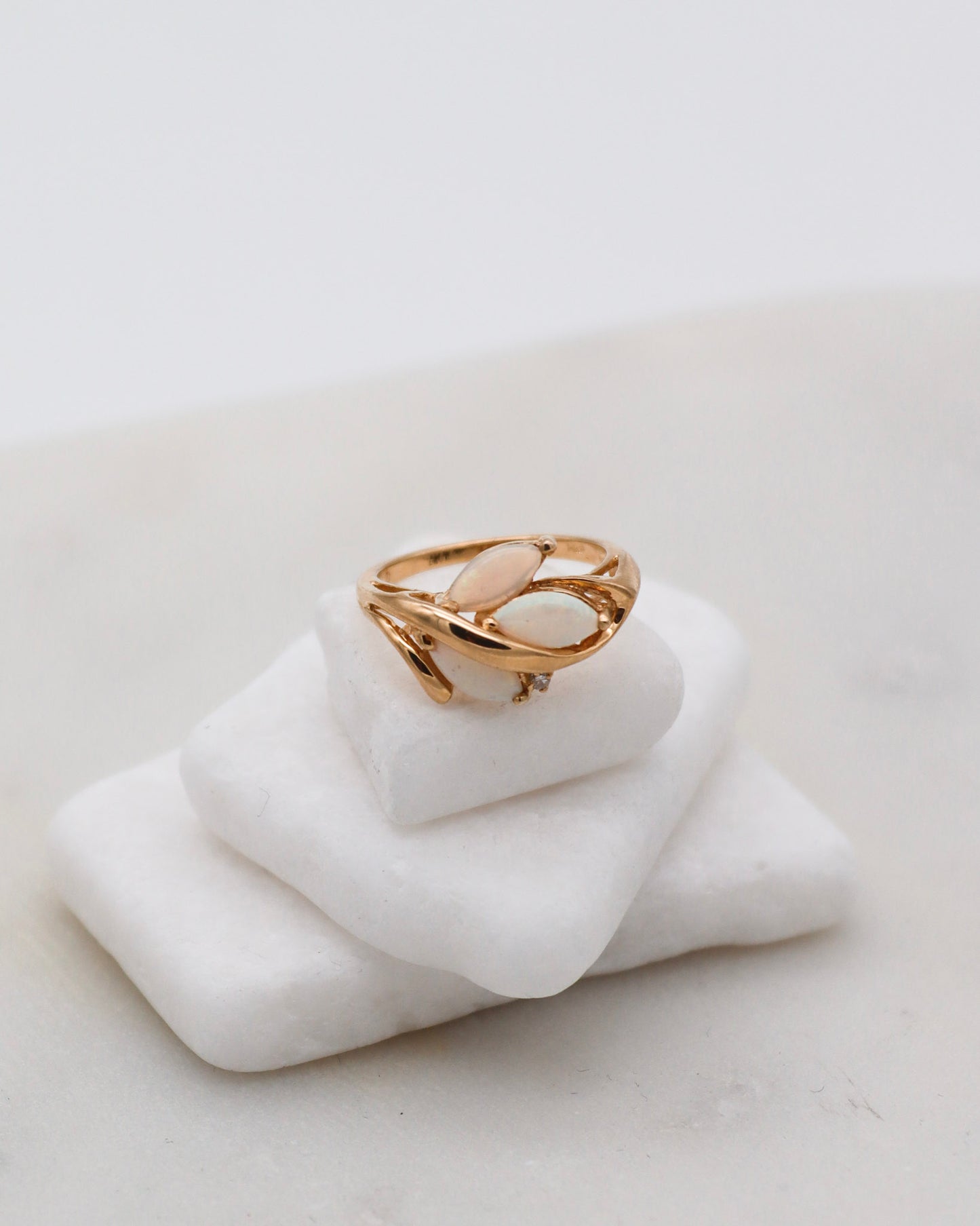 Vintage-Ring Teresa mit Opalen und Brillant im floralen Design