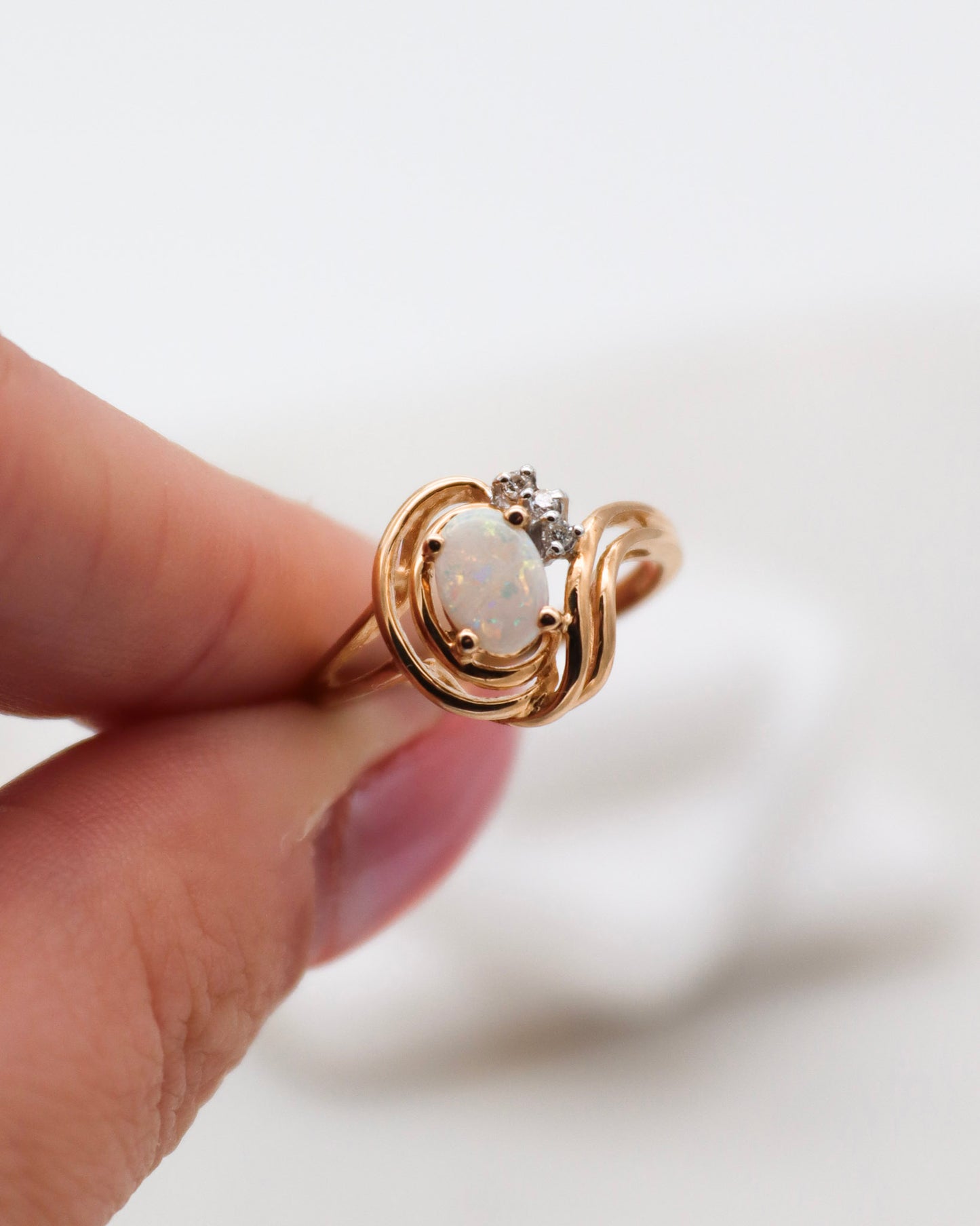 Vintage-Ring Zoe mit 0.50ct Opal und Diamanten in 585/-Gelbgold, zartes Design mit Farbspiel – erhältlich in München und Augsburg