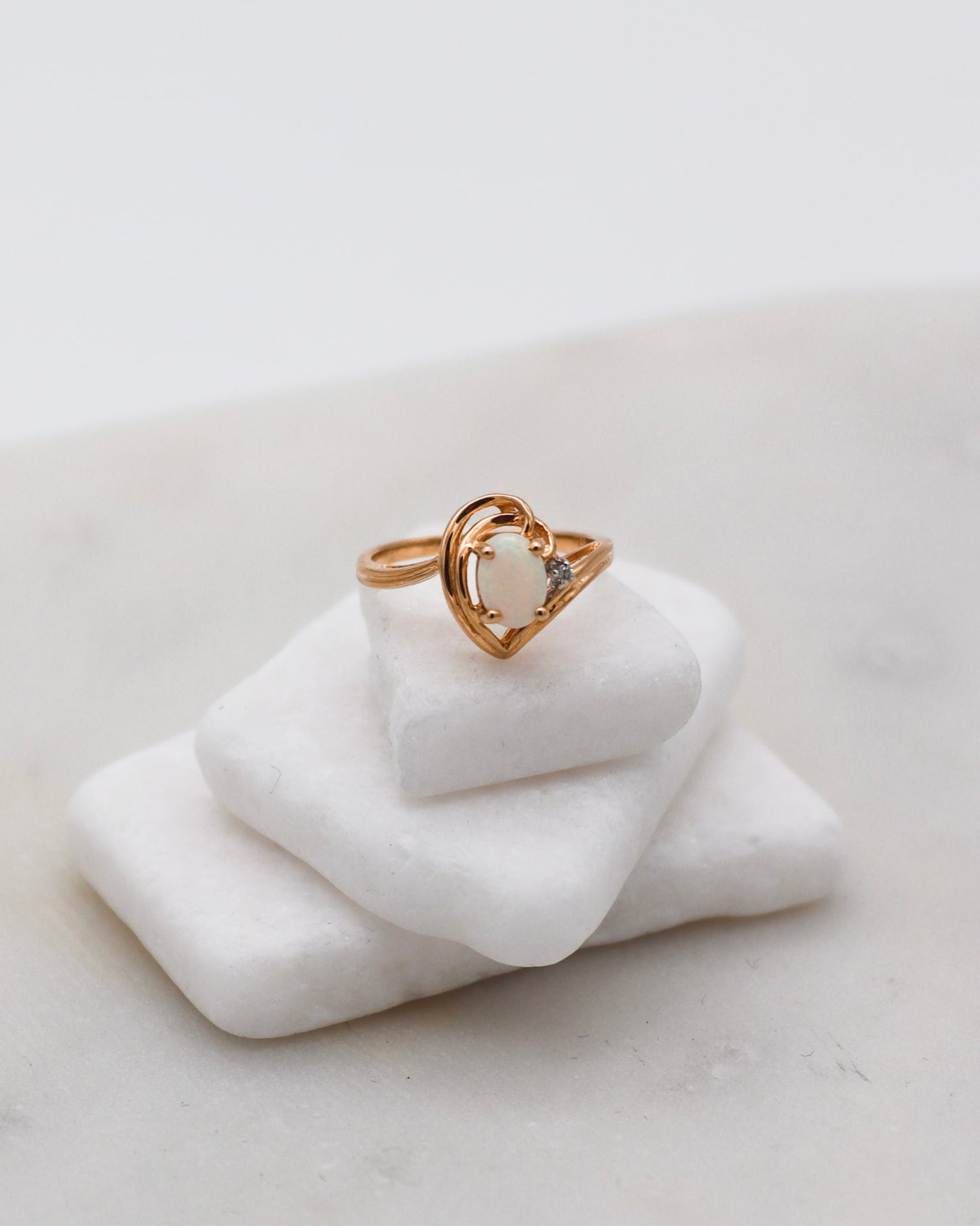Vintage-Ring Amber mit 0.25ct Opal und Brillant in 585/-Gelbgold, zarte Fassung und irisierender Schimmer – erhältlich in München und Augsburg