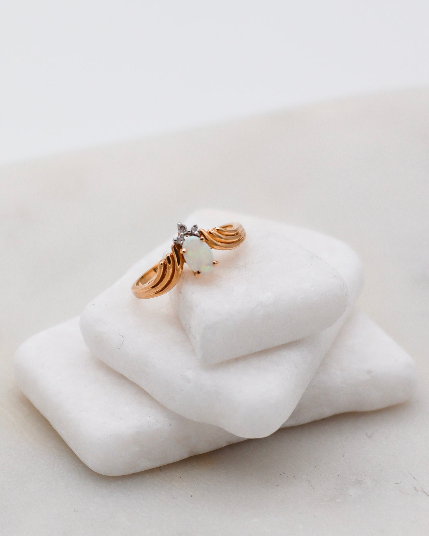 Vintage-Ring Margaret mit 0.08ct Opal und Brillanten in 585/-Gelbgold, geschwungene Struktur – erhältlich in München und Augsburg