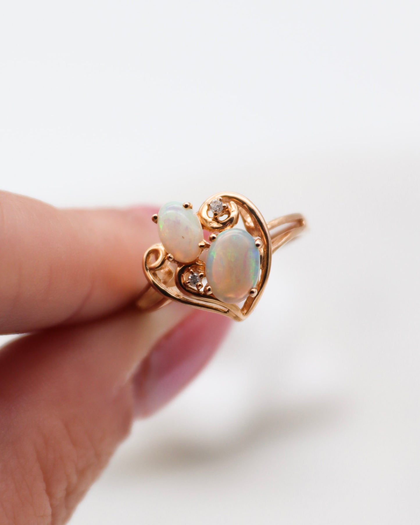 Vintage-Ring Estelle mit 0.40ct Opalen & Brillanten in 585/-Gelbgold, romantisches Herzdesign – erhältlich in München und Augsburg