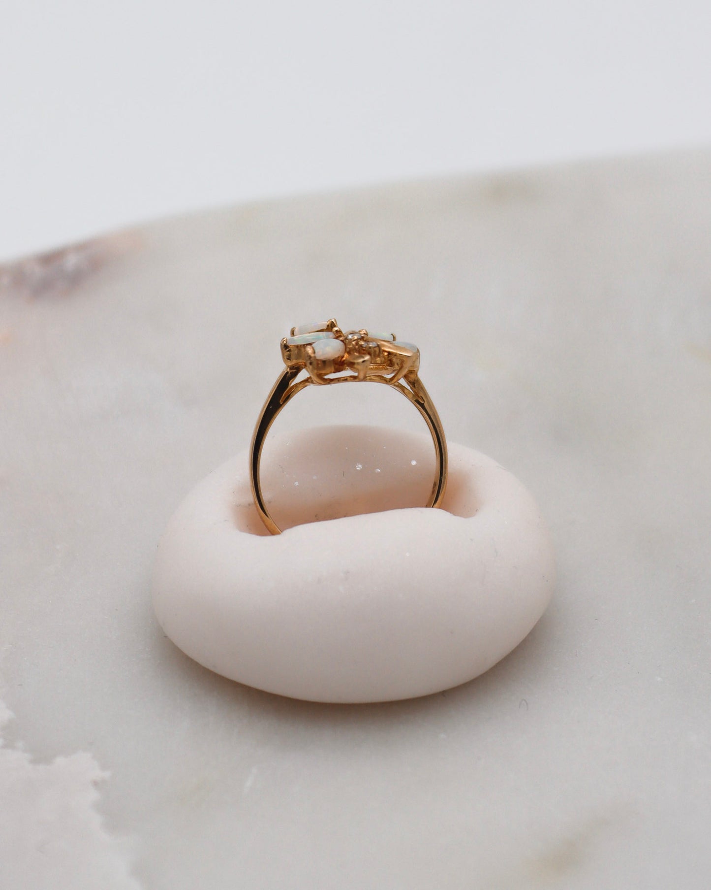 Vintage-Ring Felicia mit 0.20ct Opalen & 0.05ct Brillanten in 585/-Gelbgold, florales Design – erhältlich in München und Augsburg