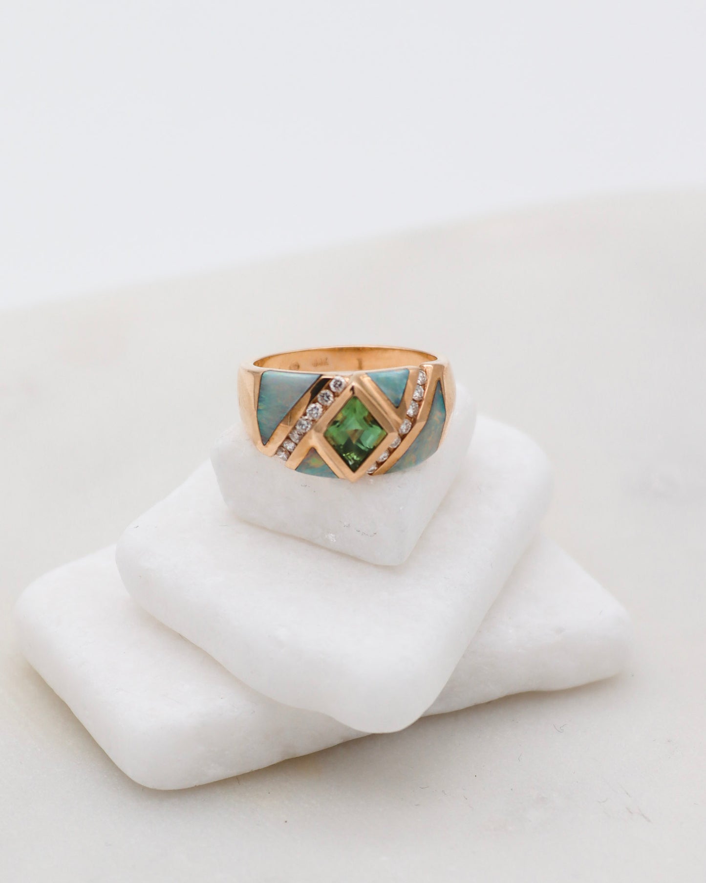 Vintage-Ring Hedy mit 0.5ct Peridot, Opalen & Brillanten in 585/-Gelbgold – erhältlich in München und Augsburg