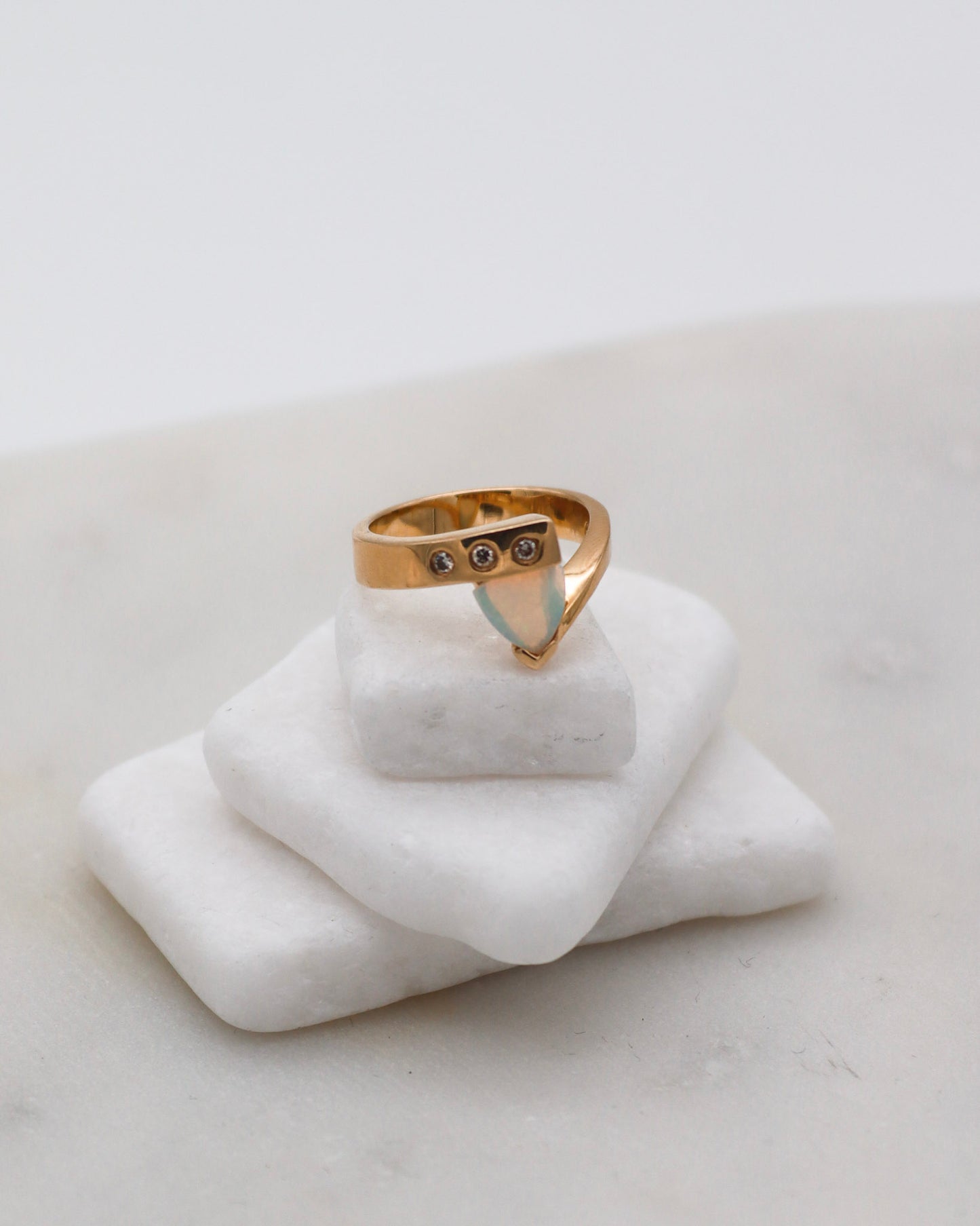 Vintage-Ring Janelle mit 0.30ct Trillantform-Opal & Brillanten in 585/-Gelbgold – erhältlich in München und Augsburg