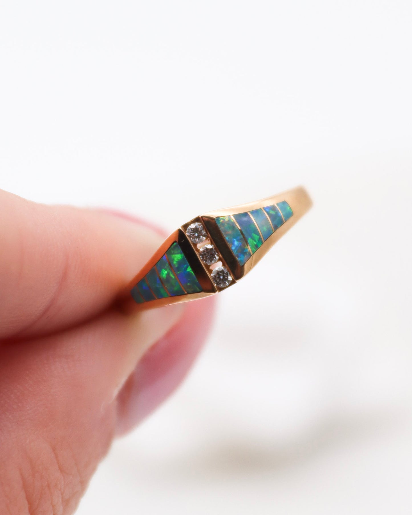 Vintage-Ring Kim mit 0.10ct Tapered-Opalen & 0.06ct Brillanten in 585/-Gelbgold – erhältlich in München und Augsburg