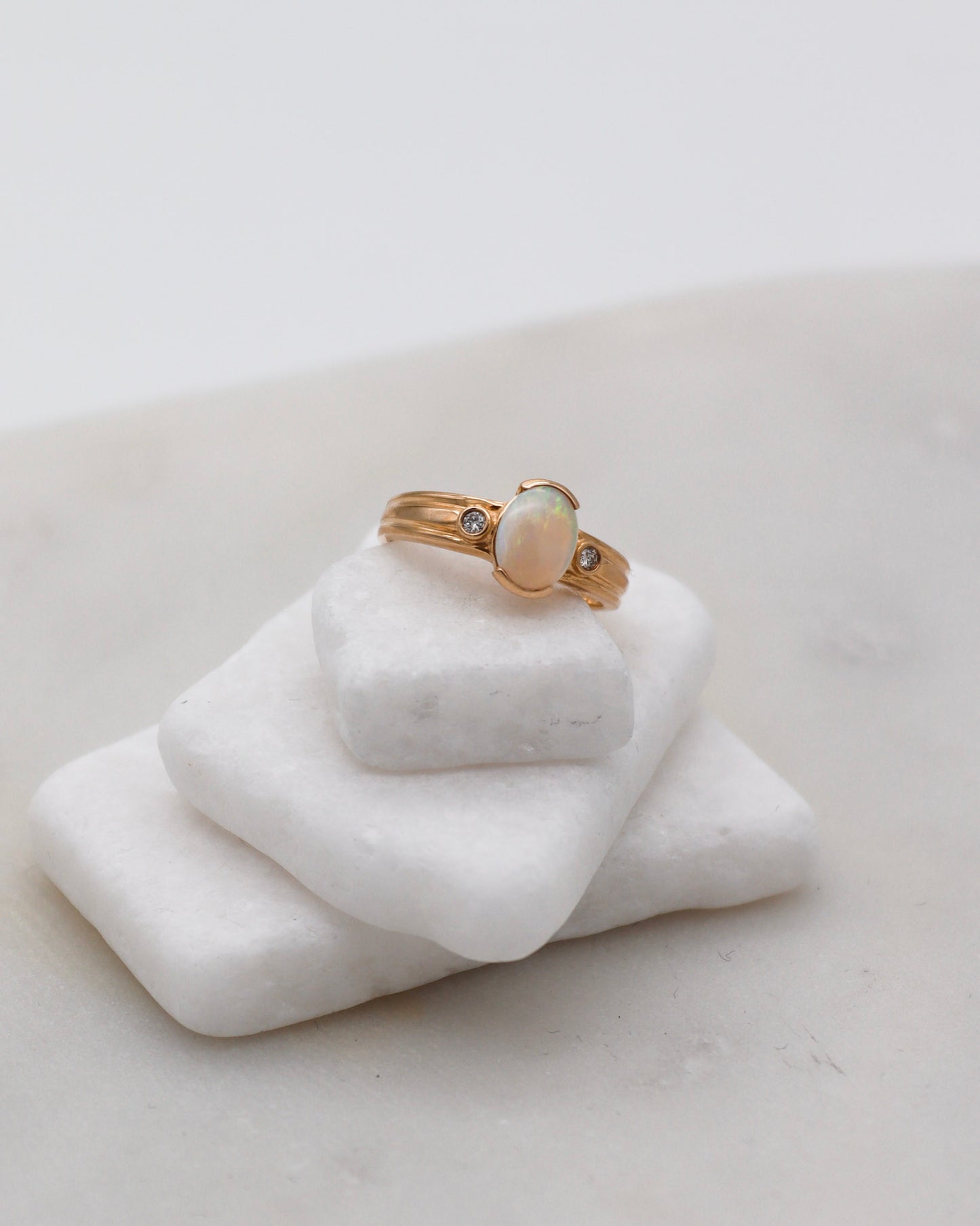 Vintage-Ring Lisa mit 0.30ct Opal & 0.04ct Brillanten in 585/-Gelbgold – erhältlich in München und Augsburg